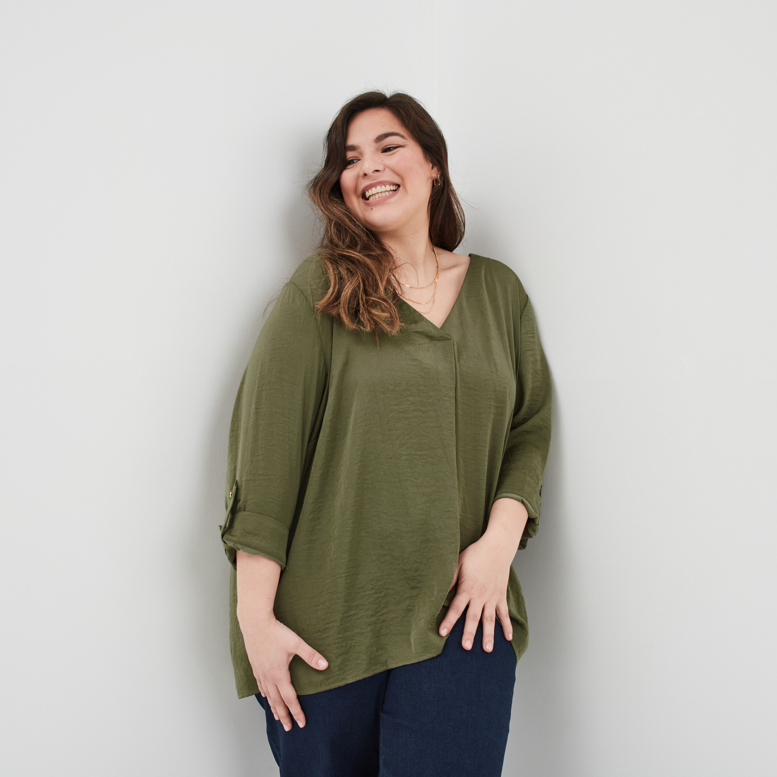 Blouse satin col V manches 3 4 vert kaki femme grande taille | La Halle