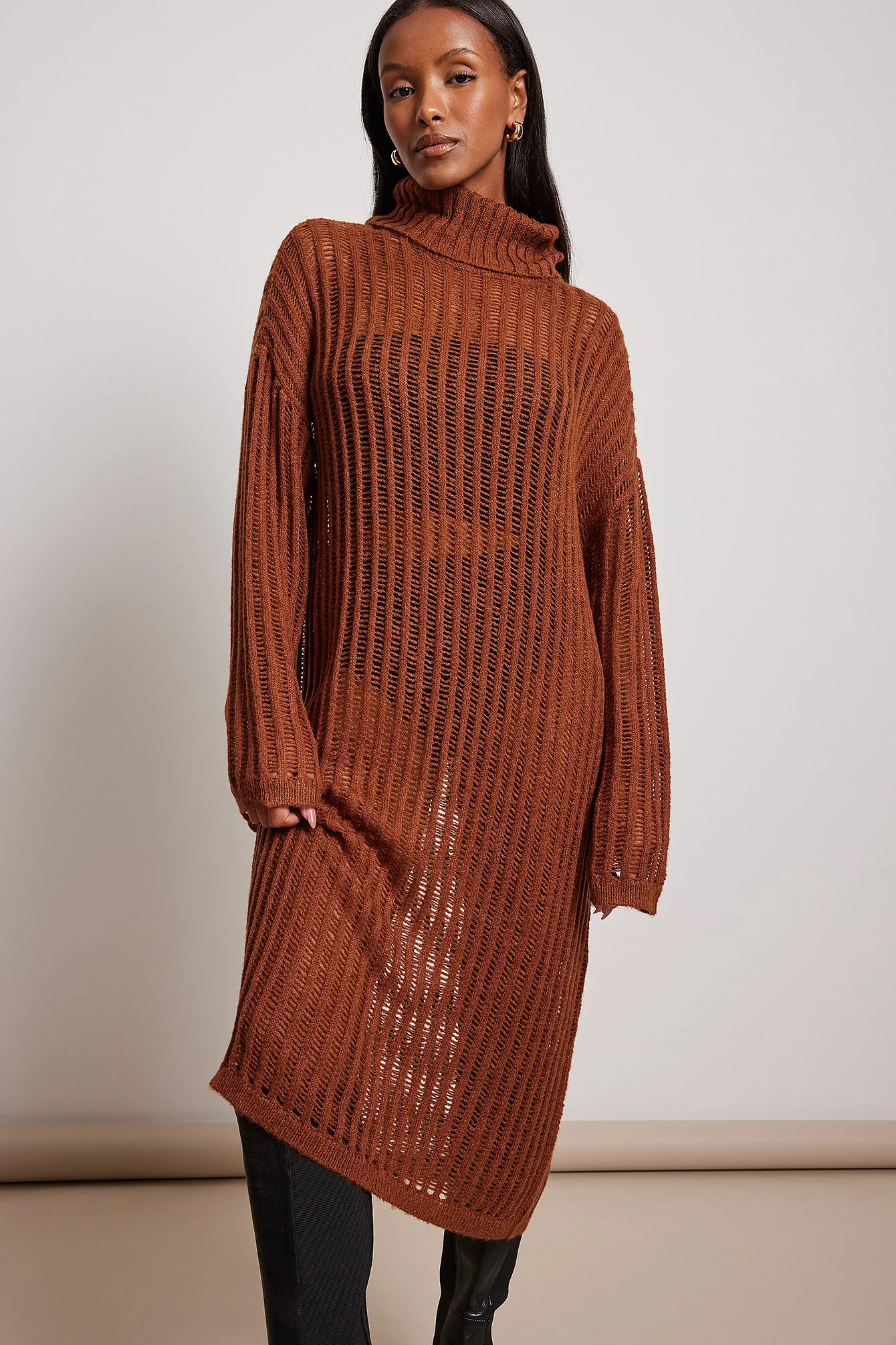 Midikleid mit hohem Ausschnitt