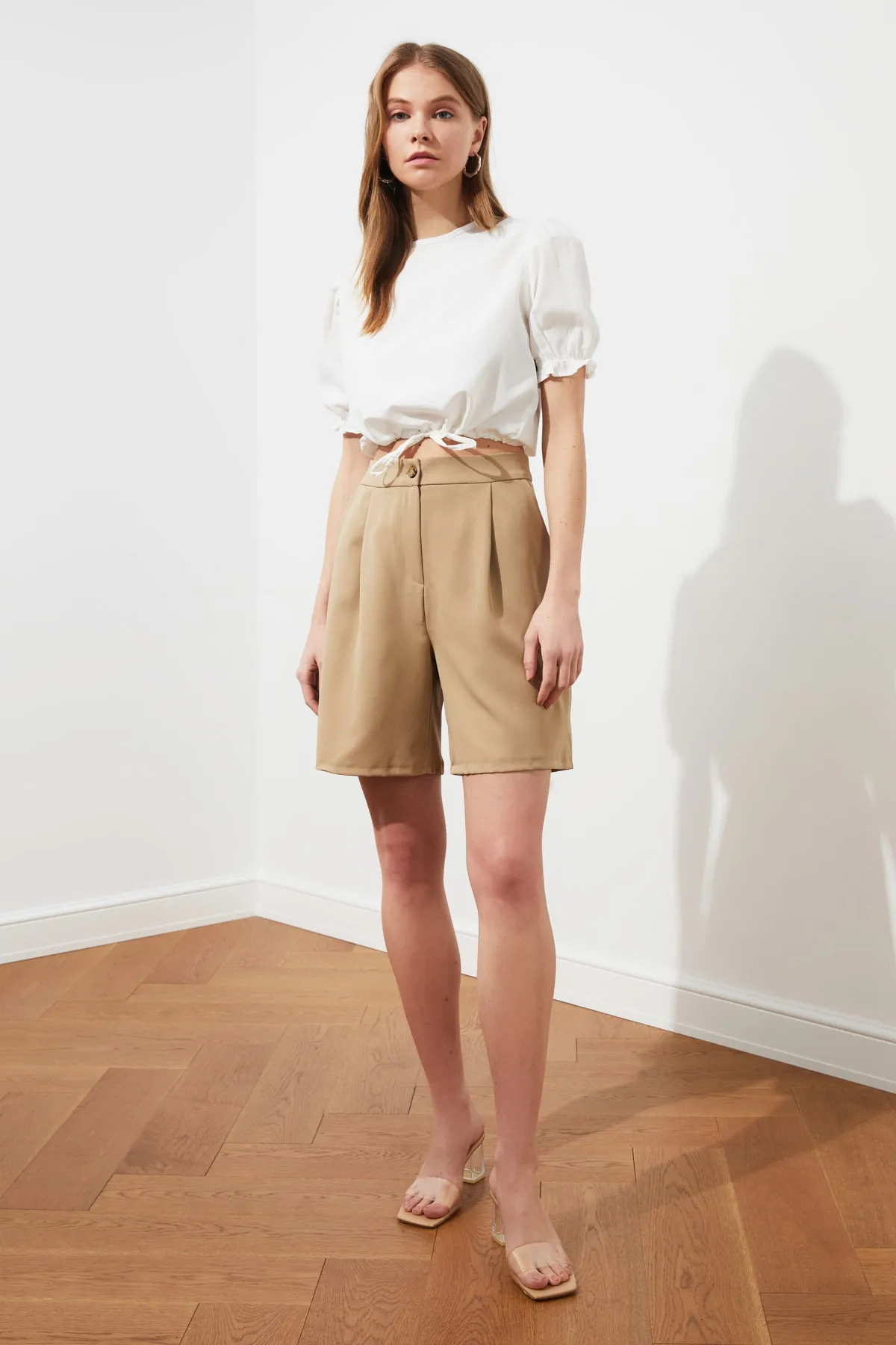 Trendyol Collection  Dunkelbeige gewebte Shorts mit normaler Passform und Taschen TWOSS19WX0108