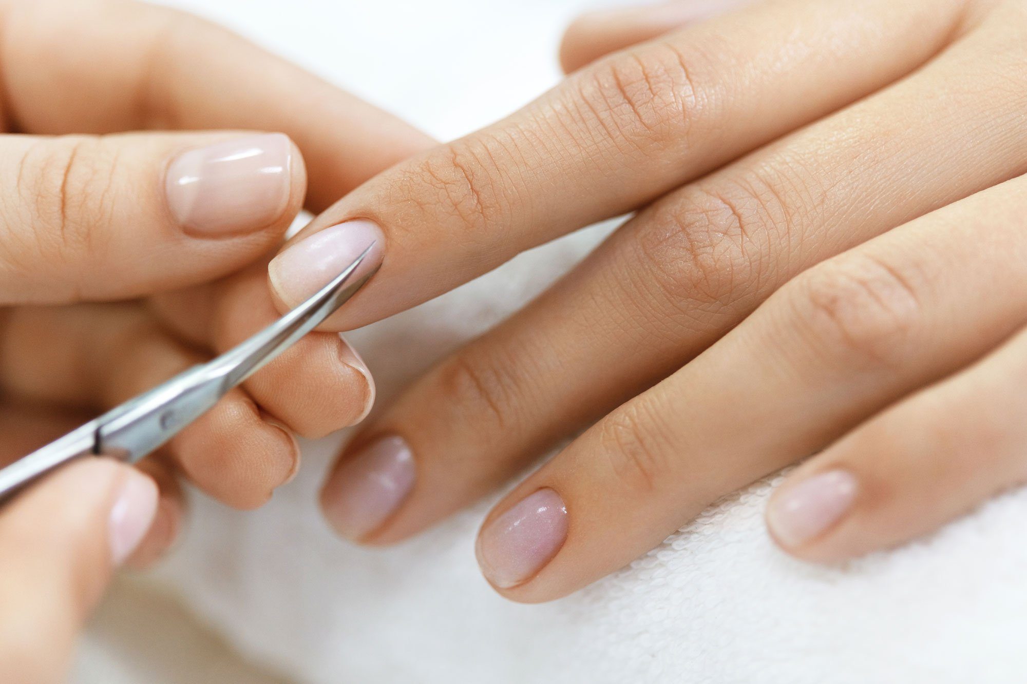 K-Pro Hautschere Nagelhautschere mit Turmspitze Gebogen, Scharf, Spitz - Schwarz