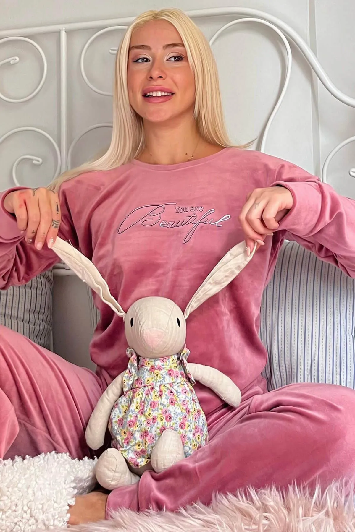 Pijamaevi  Rosafarbenes, wunderschön gemustertes, exklusives Samt-Pyjama-Set für Damen