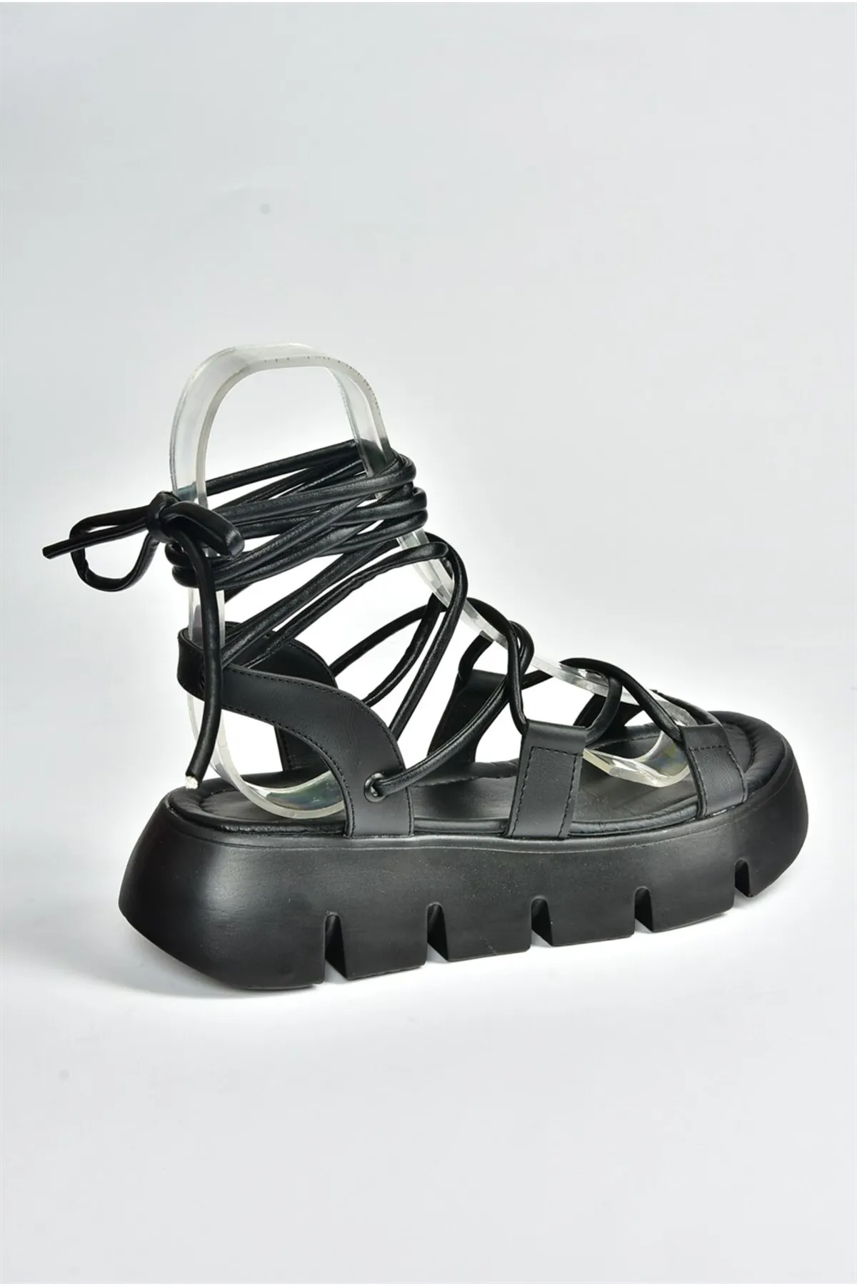 Fox Shoes  Schwarze Damen-Sandalen mit Knöchelriemen und dicker Sohle M267083009