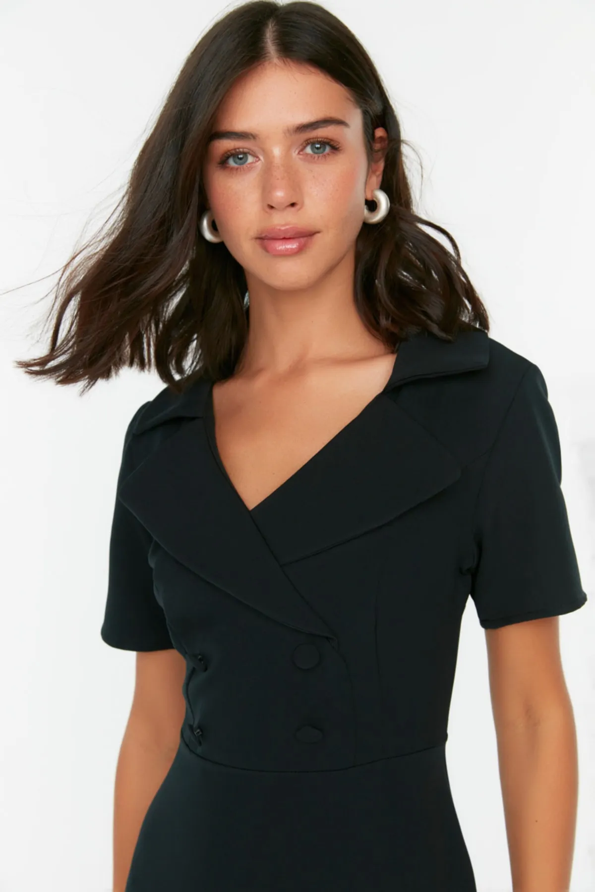 Trendyol Collection  Schwarzes, gewebtes Kleid mit Knöpfen und Details TWOSS22EL1185