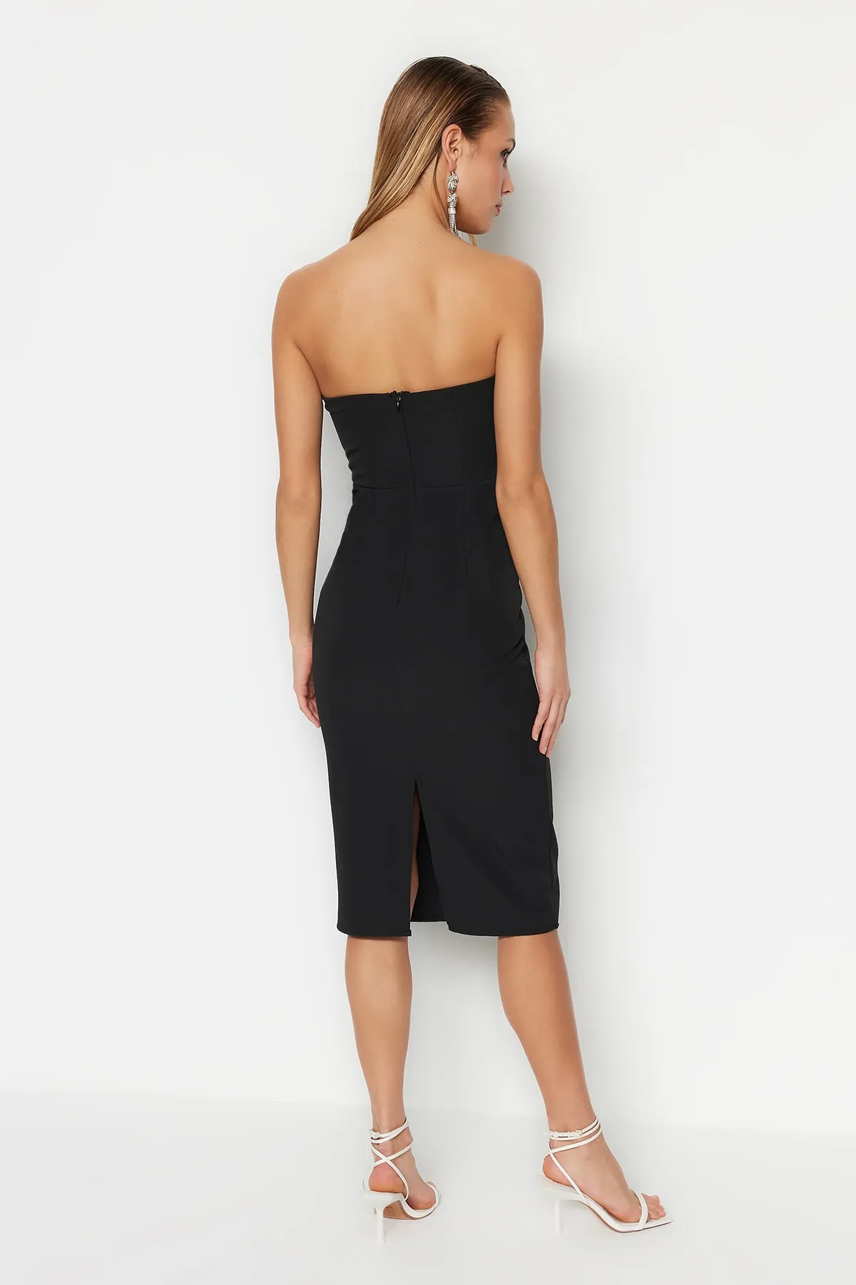 Trendyol Collection  Schwarz-weißes, tailliertes, gewebtes, elegantes Abendkleid TPRSS23EL00303