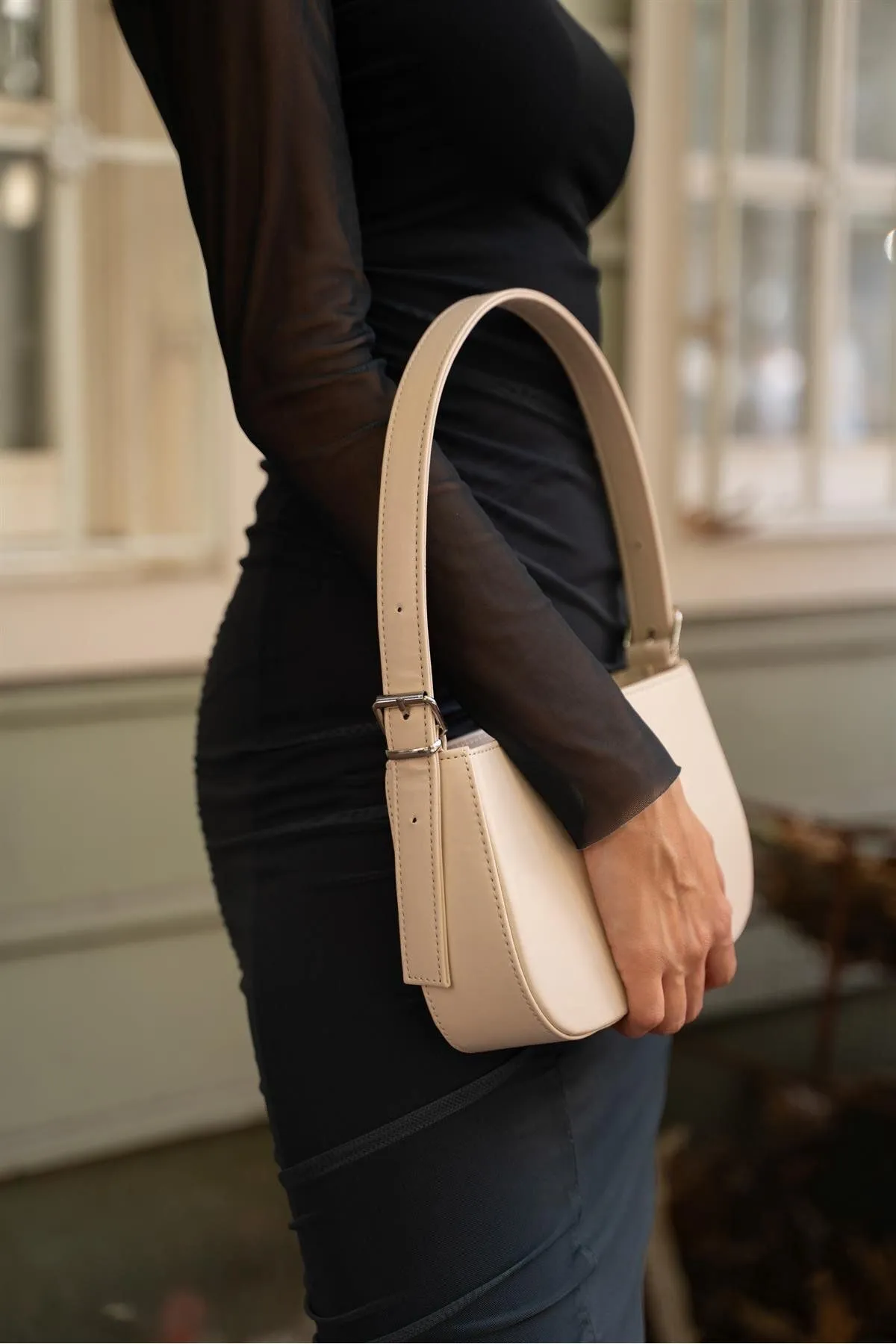 Madamra  Cremefarbene Baguette-Tasche für Damen mit Gürtelriemen