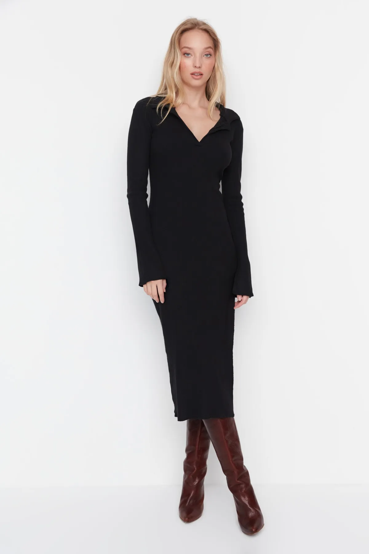 Trendyol Collection  Schwarzes, figurbetontes Maxi-Bleistiftkleid aus geripptem Strick mit Polokragen und Fake-Strick TWOAW23EL00164
