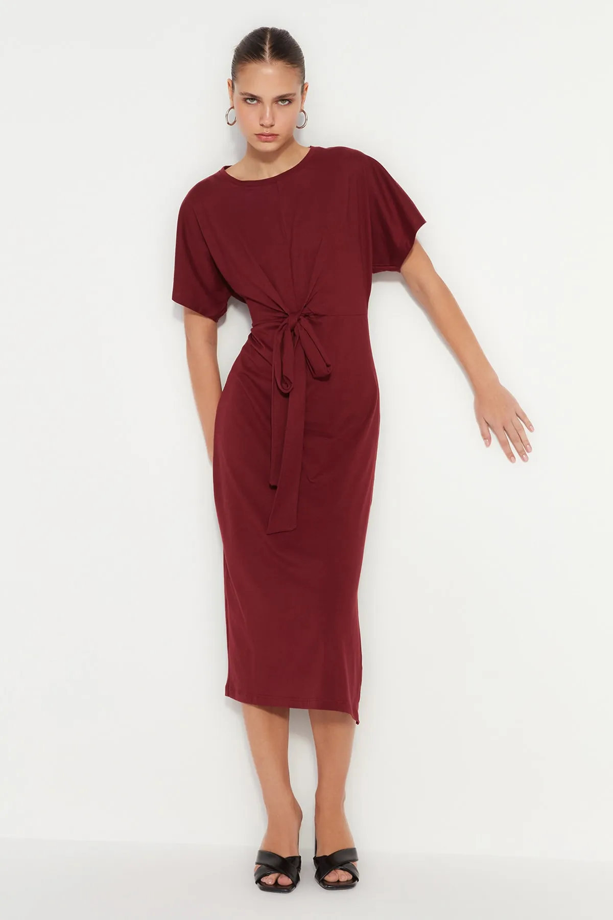 Trendyol Collection  Burgunderrotes, tailliertes Midi-Bleistiftkleid aus 100 % Baumwolle mit Schlitz und Bindedetail TWOSS21EL0404