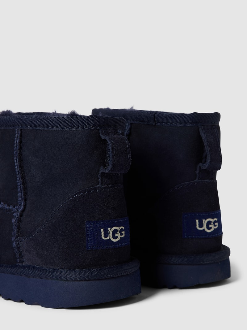 Stiefel mit Futter aus Tierfell in marineblau