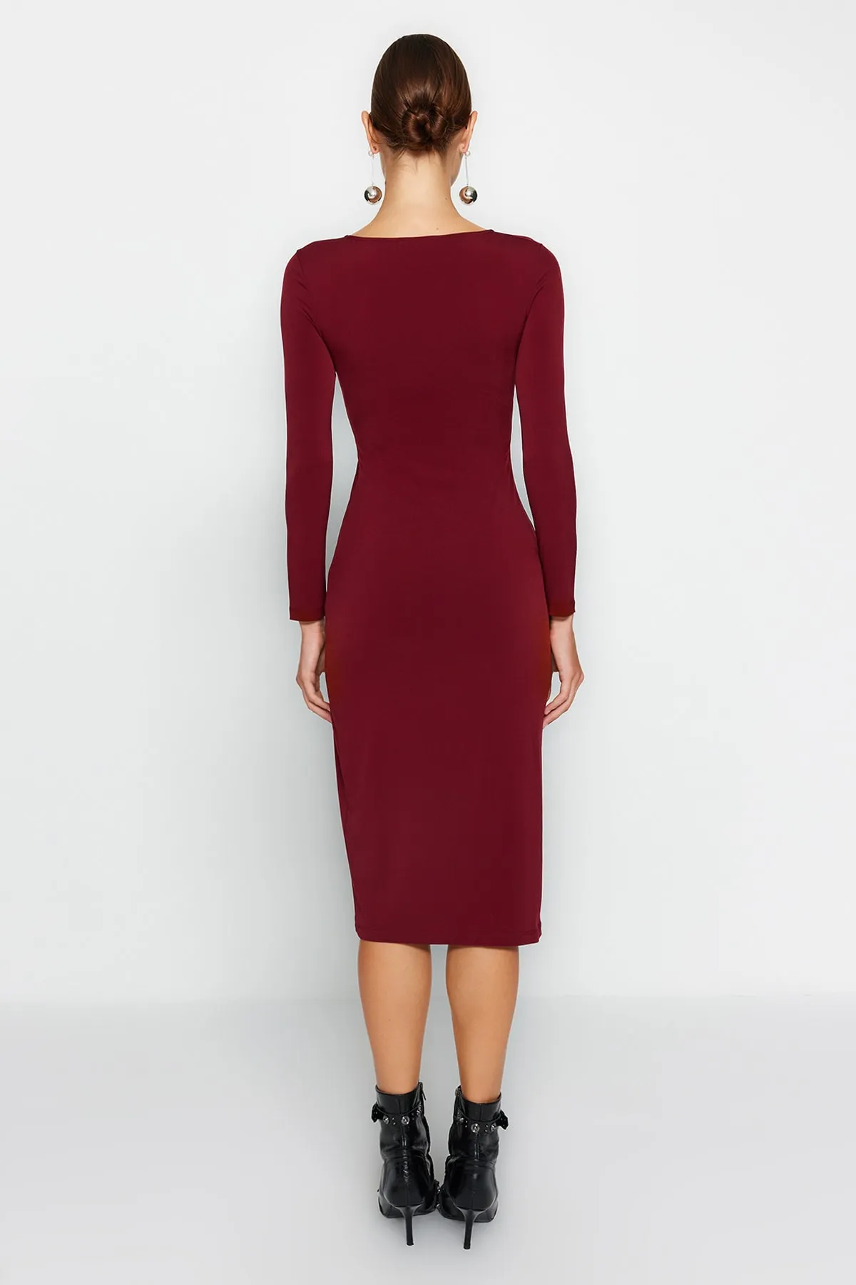 Trendyol Collection  Burgunderrotes, figurbetontes, asymmetrisches Kragen-Midi-Bleistiftkleid aus Strick mit Schlitz und langen Ärmeln TWOAW24EL00118
