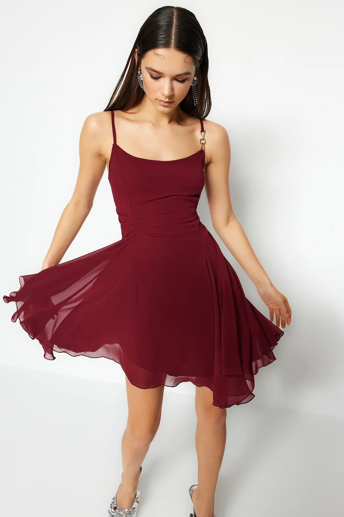 Trendyol Collection  Elegantes Abendkleid aus Burgunderrot mit offener Taille/Skater-Chiffon TPRSS23EL00033