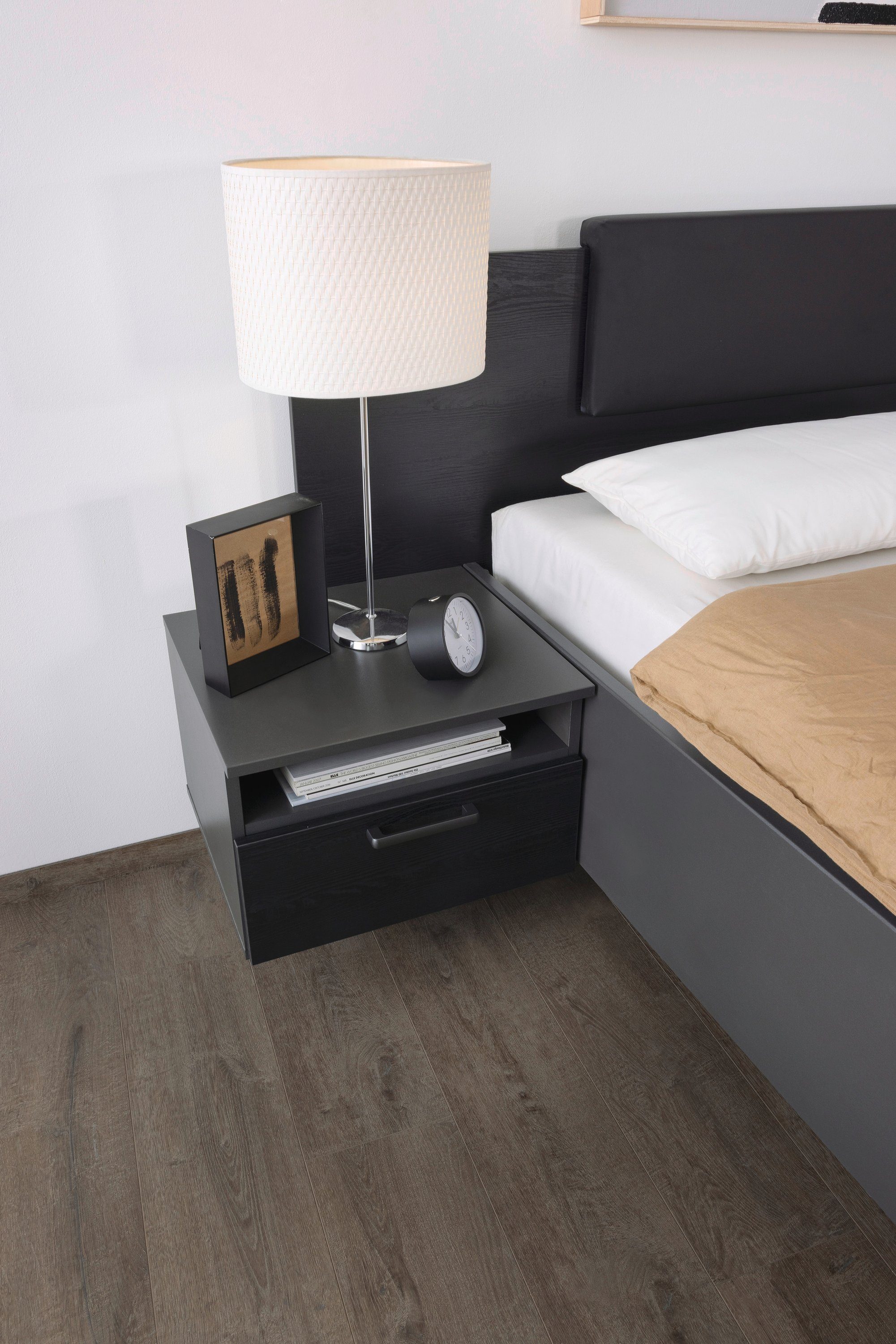 rauch Schlafzimmer-Set Miro, Drehtürenschrank in 2 Breiten, Bett in 2 Größen und 2 Hängenachttische