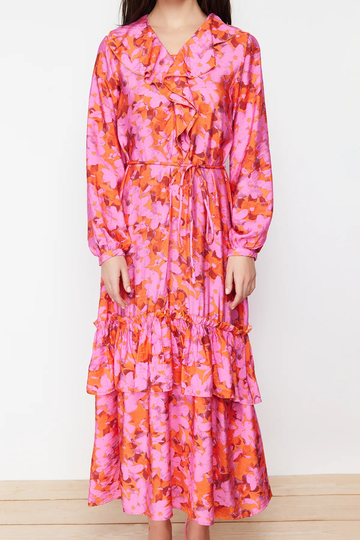 Trendyol Modest  Rosafarbenes, gewebtes Kleid mit Kragen und Rüschen TCTSS24EB00079