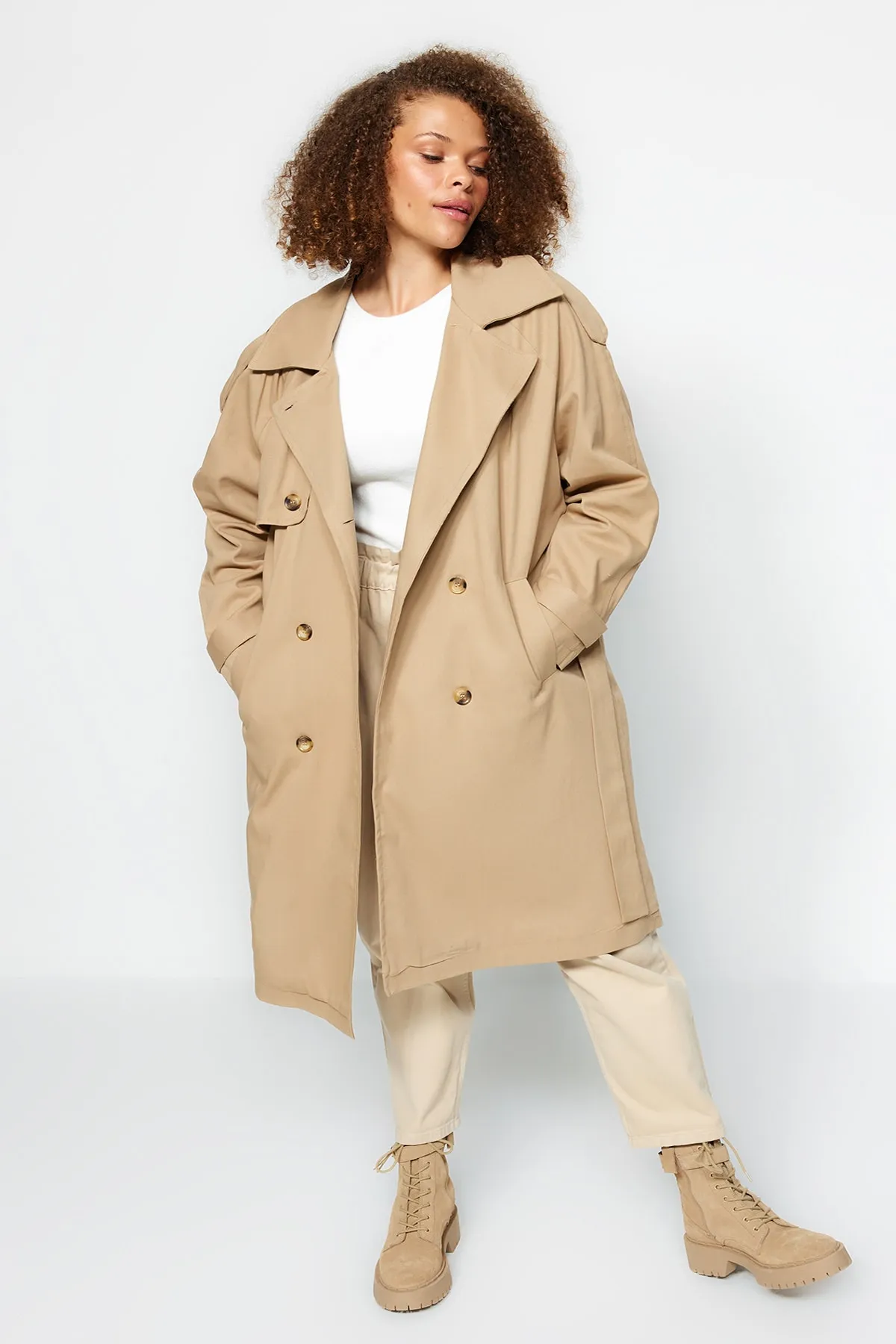 Trendyol Curve  Hellkhakifarbener Gabardine-Trenchcoat mit Gürtel TBBAW24BM00002