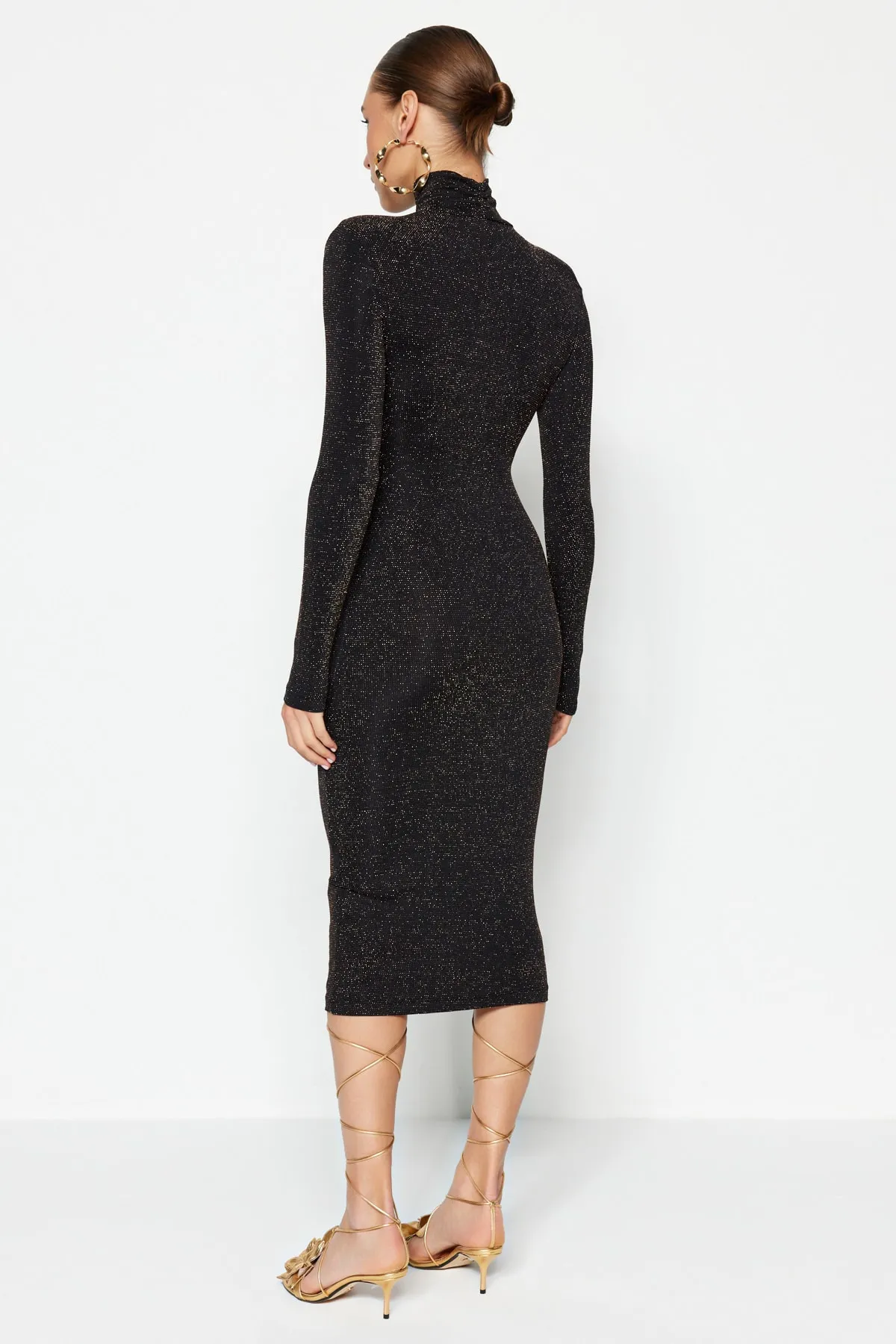Trendyol Collection  Elegantes Abendkleid mit goldenem Lurex-Raffendetail TPRAW22EL1228