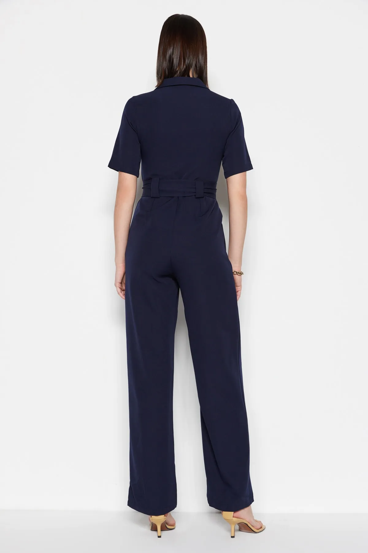 Trendyol Collection  Marineblauer Jumpsuit mit Gürtel und Knöpfen TWOSS20TU0055