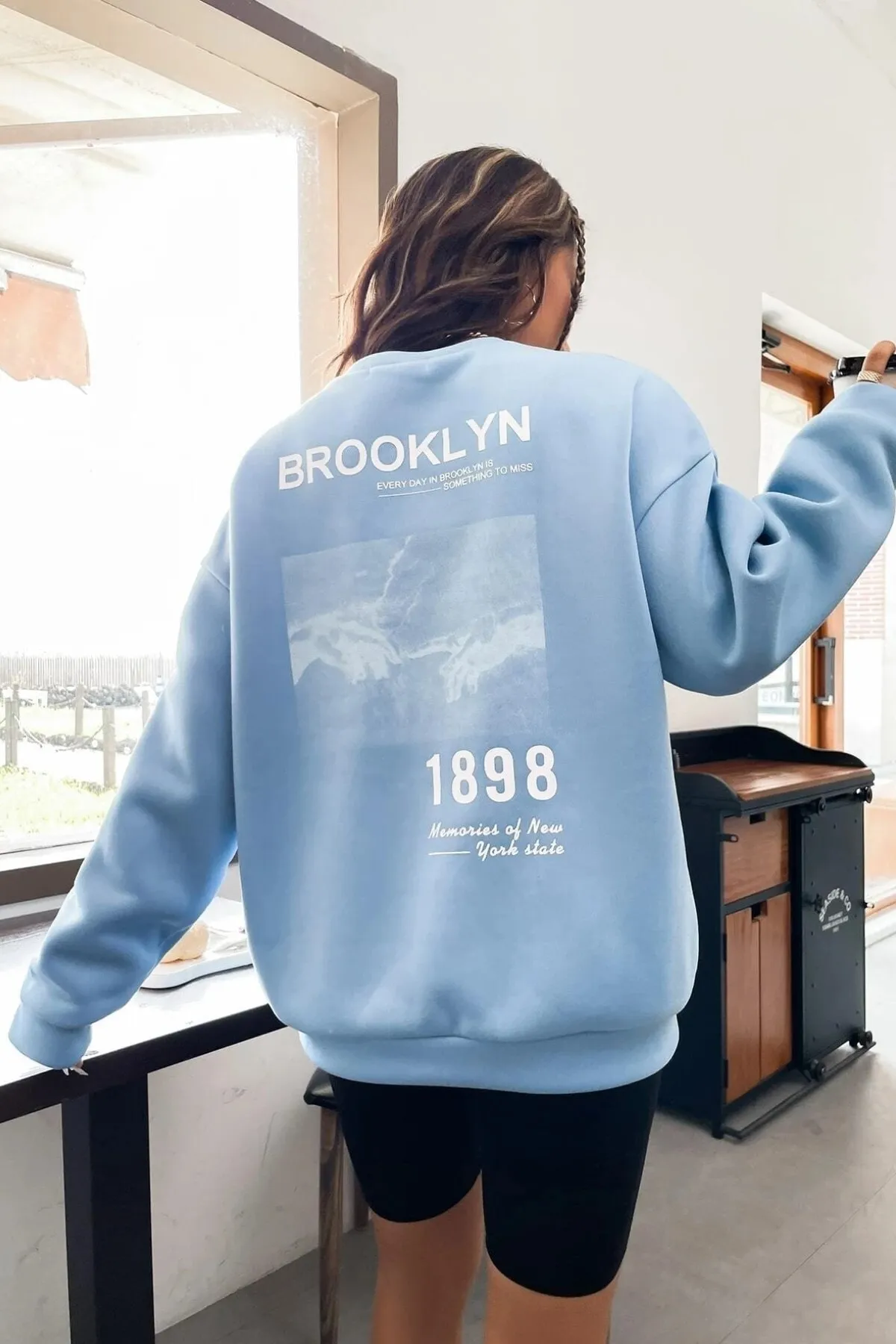 MODAGEN  Unisex Baby Blue Brooklyn 1898 bedrucktes Oversize-Sweatshirt mit Rundhalsausschnitt