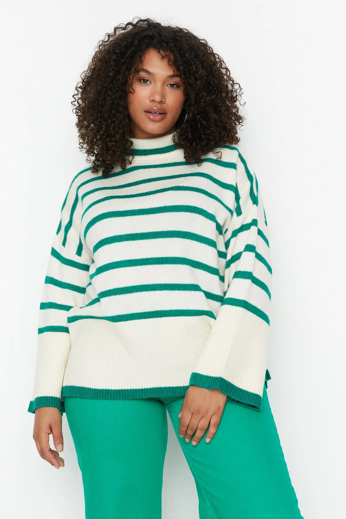 Trendyol Curve  Grün gestreifter Strickpullover TBBAW23AN00015