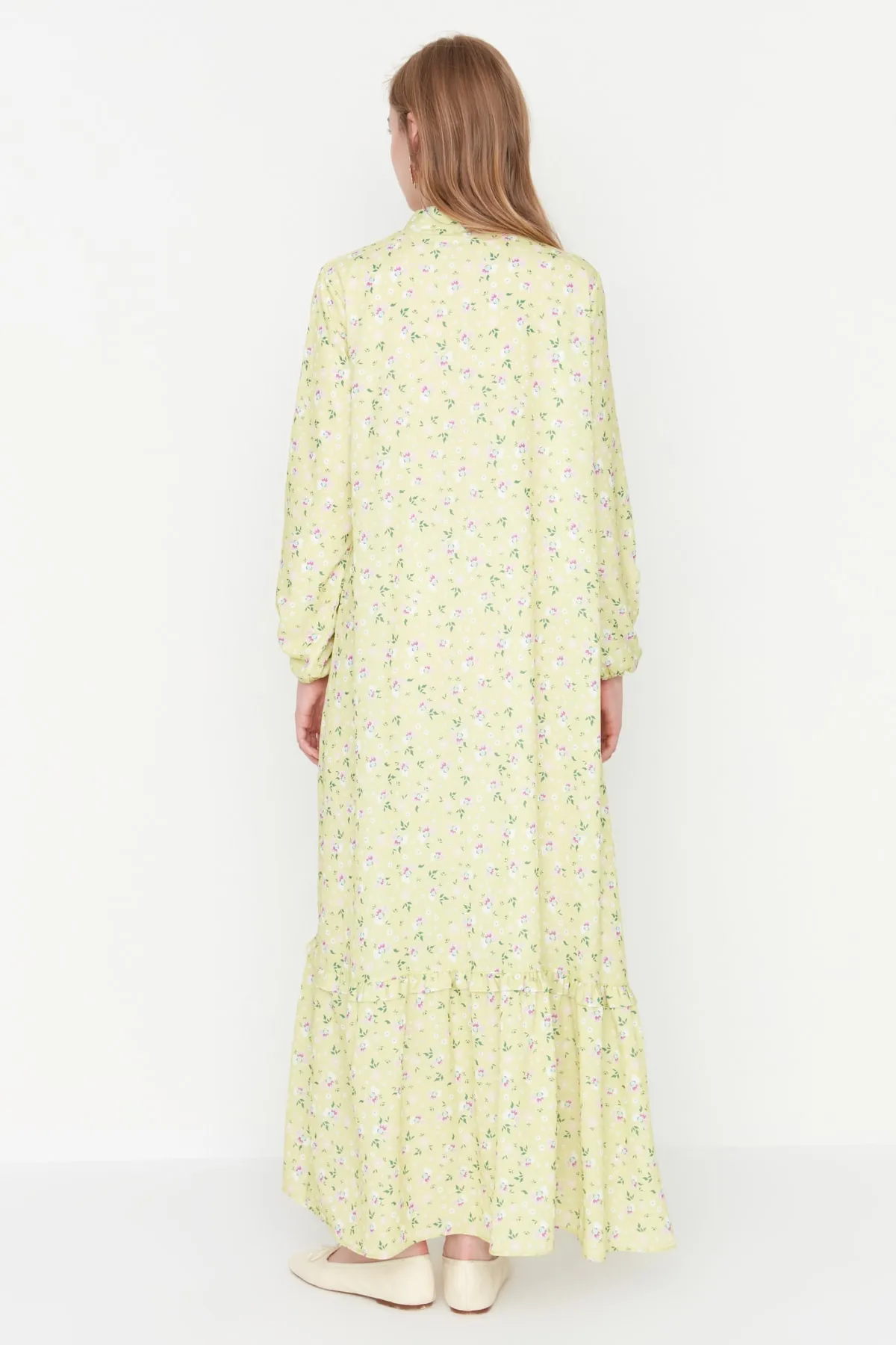 Trendyol Modest  Hellgelbes, gewebtes Kleid mit Blumenmuster, halber Knopfleiste und Rüschenspitze, gefüttert TCTSS21EL3353