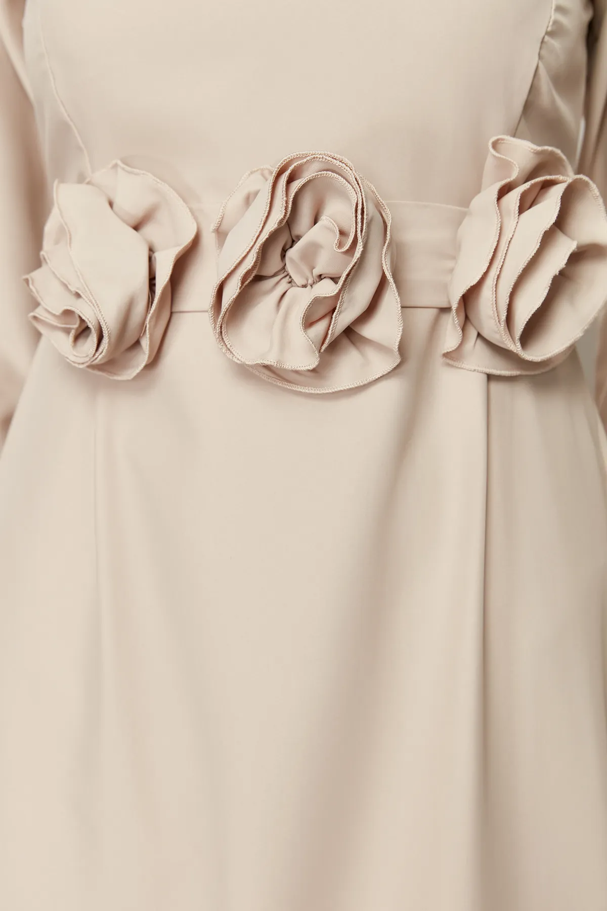 Trendyol Modest  Nerzfarbenes, gewebtes Satinkleid mit Gürtel und Rosendetail TCTSS24EB00177
