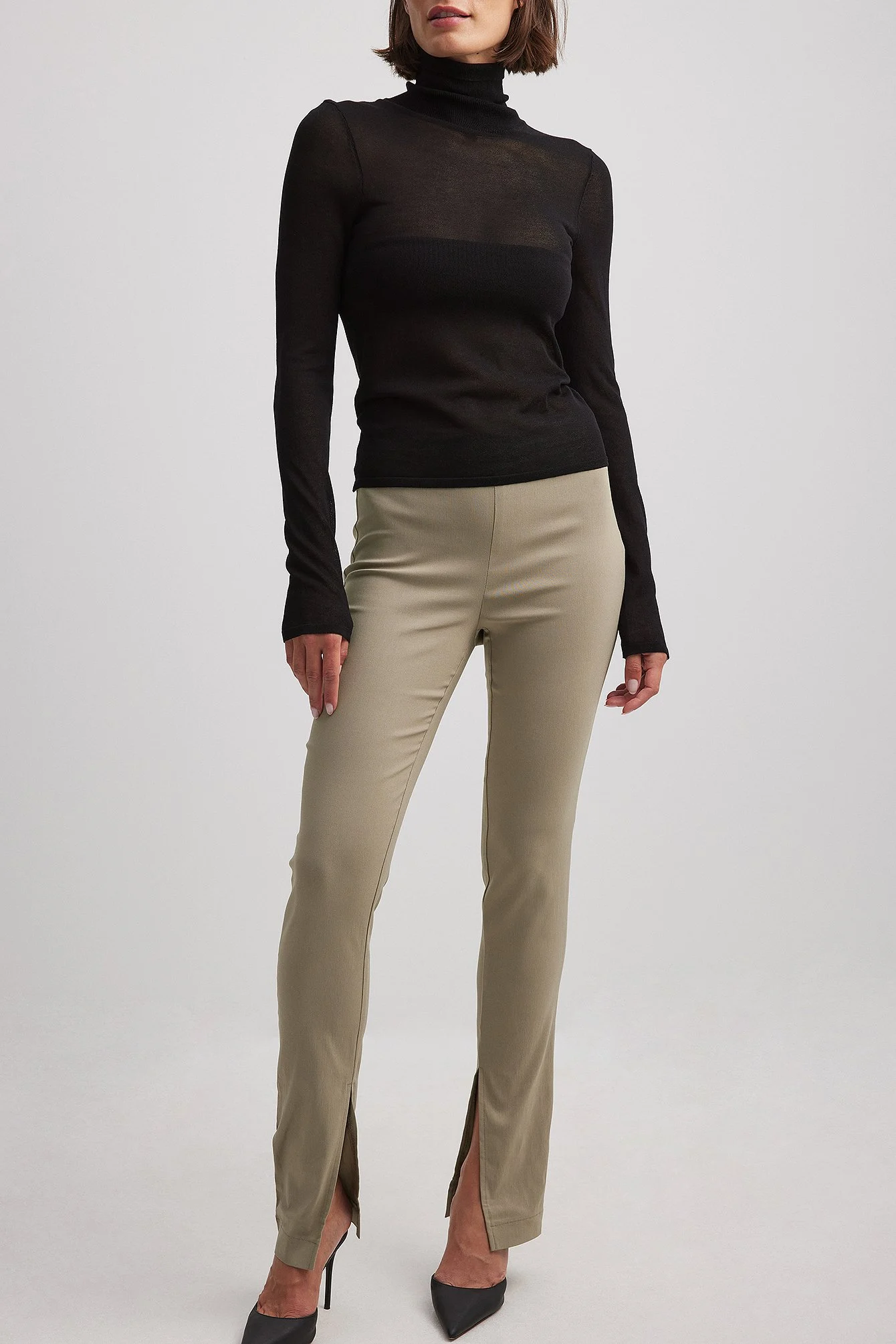 Hose mit mittelhoher Taille und Schlitz