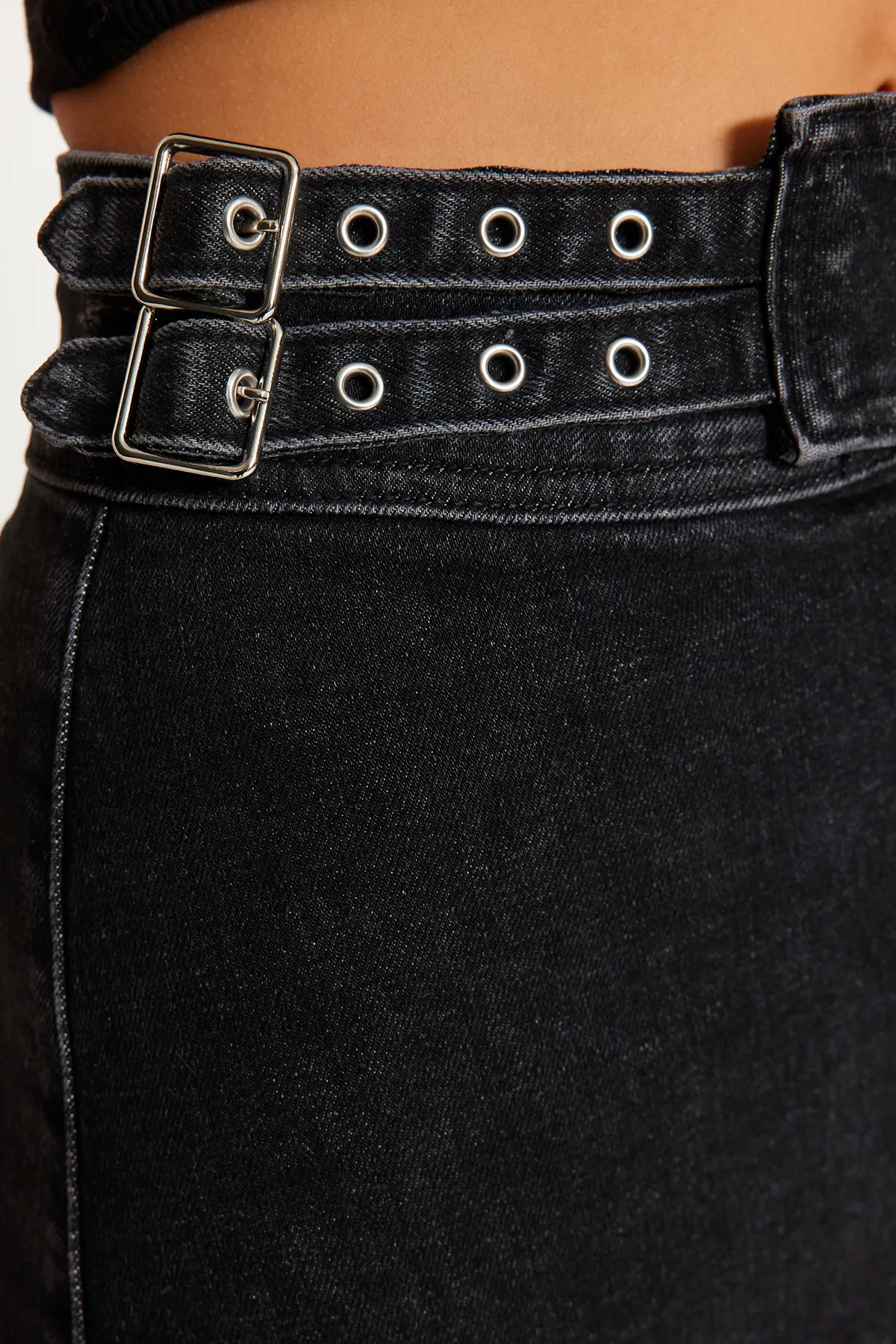 Trendyol Collection  Schwarzer Mini-Jeansrock mit normaler Taille und detailliertem Accessoire TWOSS24ET00013