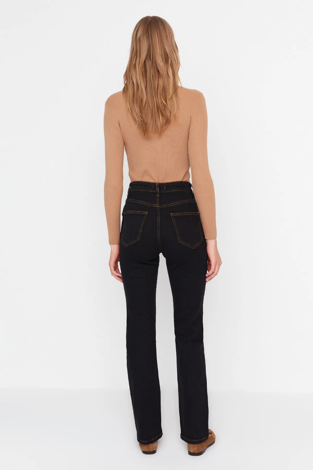 Trendyol Collection  Schwarze, nachhaltigere Bootcut-Jeans mit hoher Taille TWOAW23JE00356