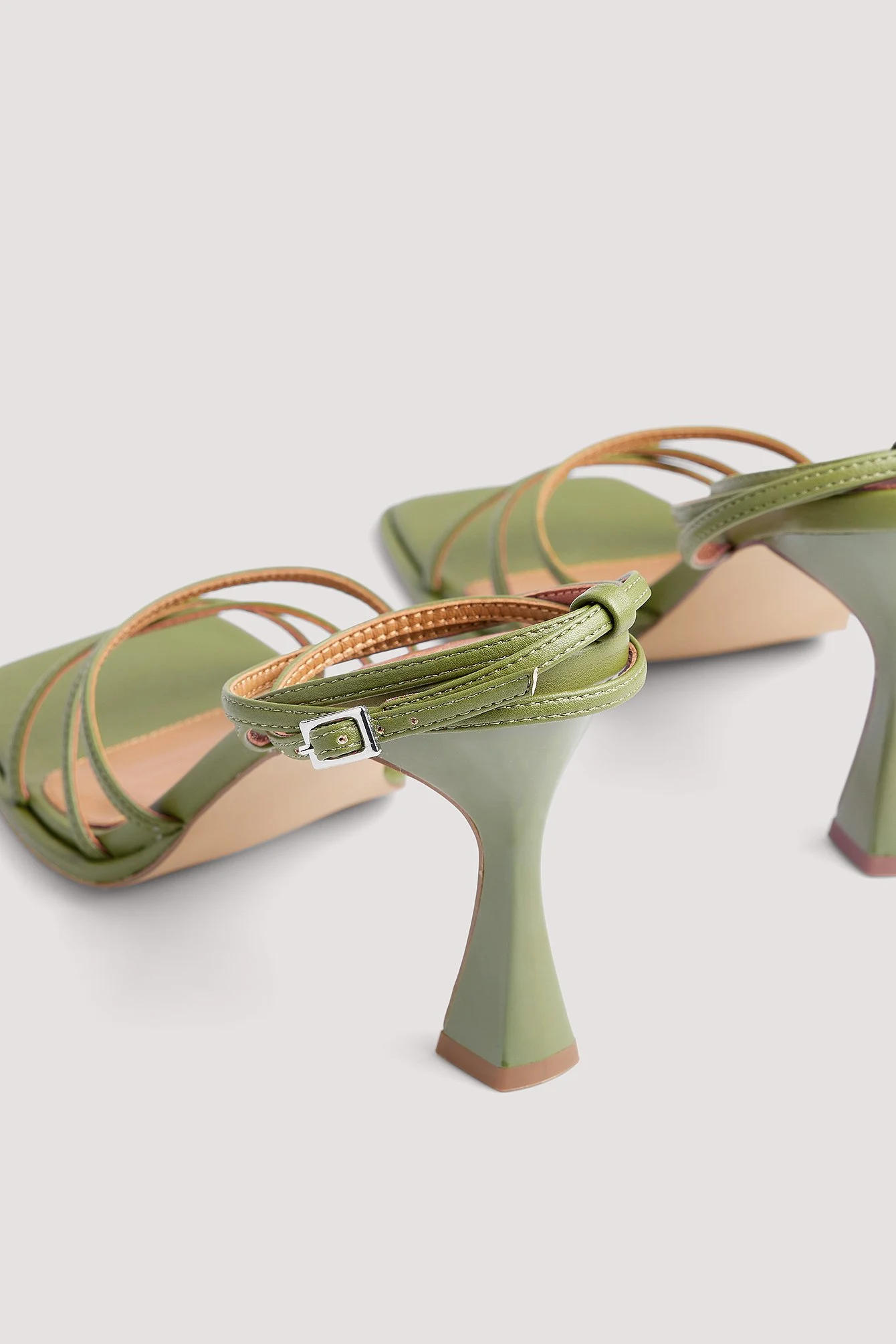 Quadratische Riemchen-High-Heels mit Sanduhrabsatz