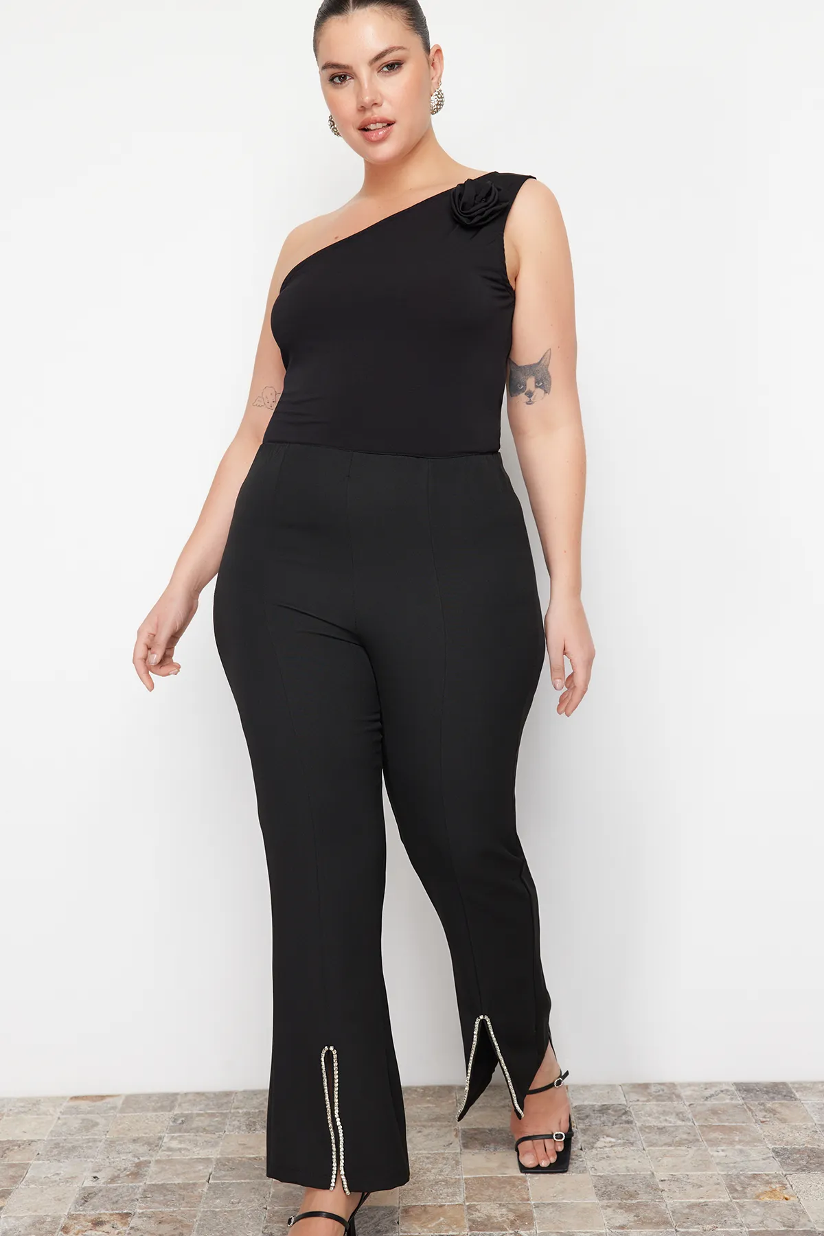 Trendyol Curve  Schwarze, mit Steinen verzierte Finike-Webhose TBBSS23AR00037