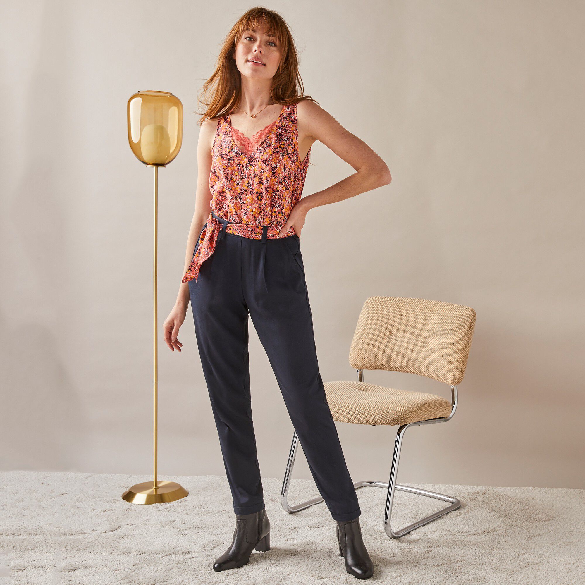 Pantalon fuselé uni ceinturé