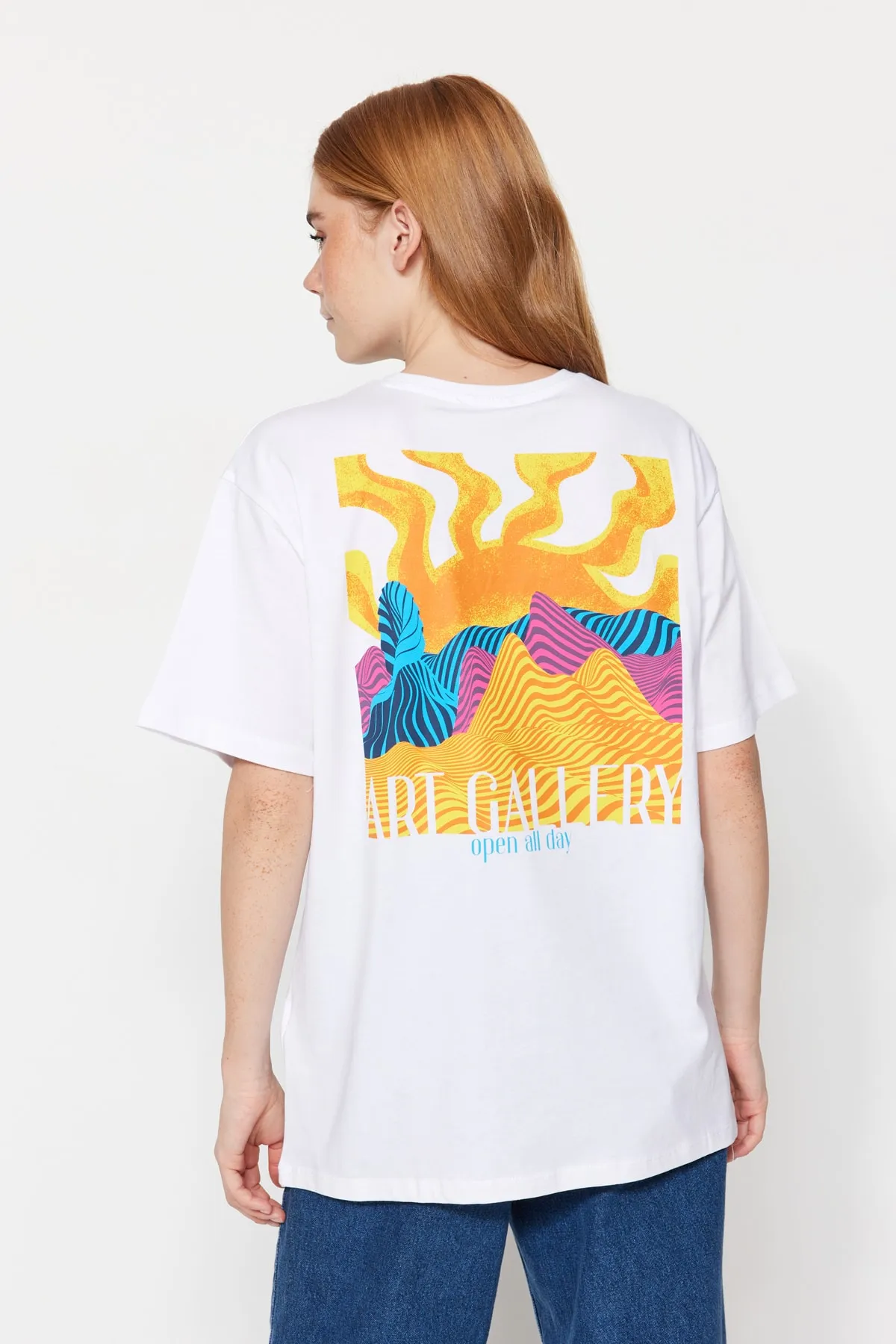Trendyol Collection  Weißes, vorn und hinten bedrucktes Boyfriend-Strick-T-Shirt mit Rundhalsausschnitt aus 100 % Baumwolle TWOSS23TS00057