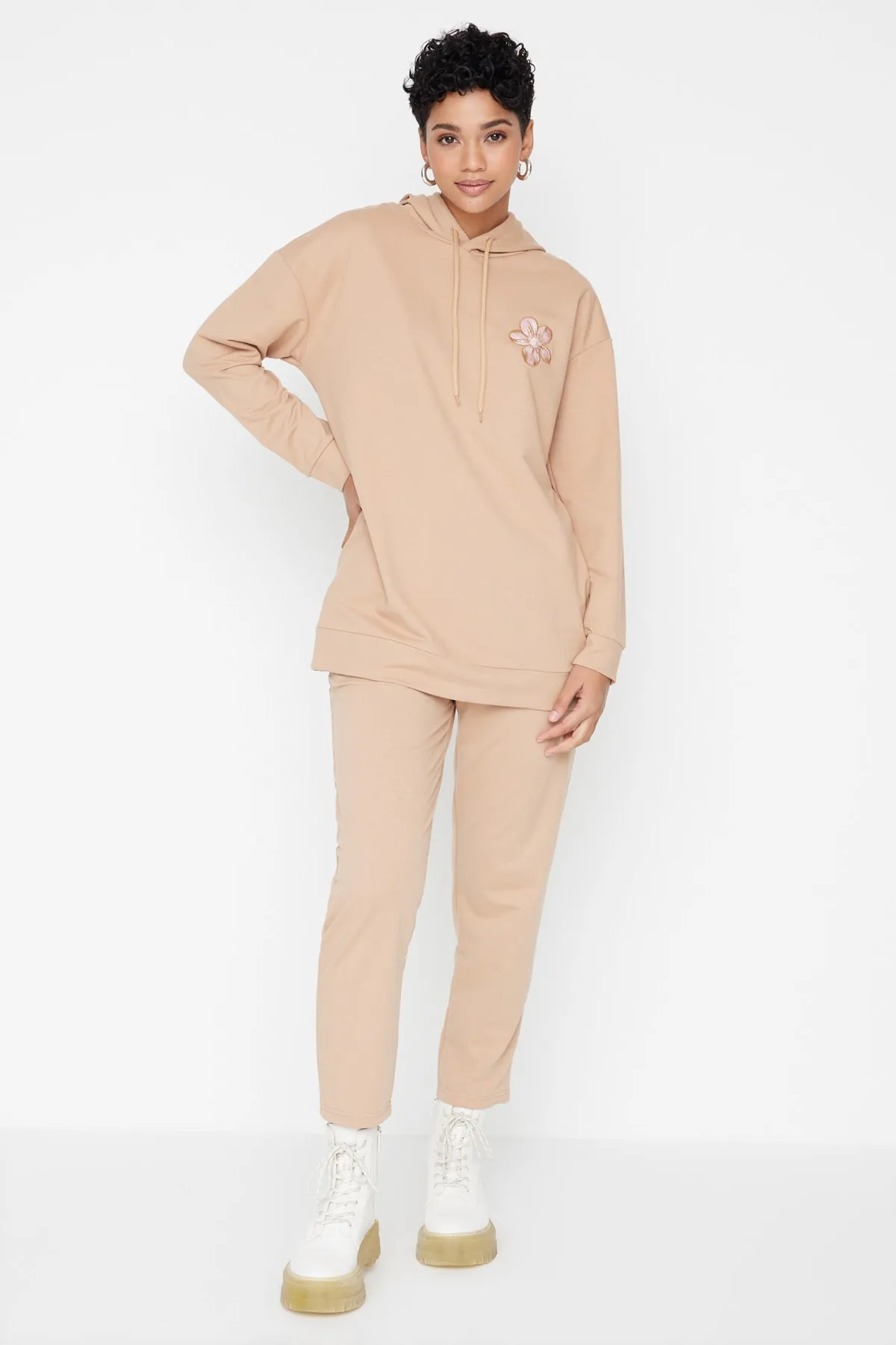 Trendyol Modest  Nerzfarbenes Strick-Trainingsanzug-Set mit Kapuze und Blumenmotiv TCTAW23EN00058