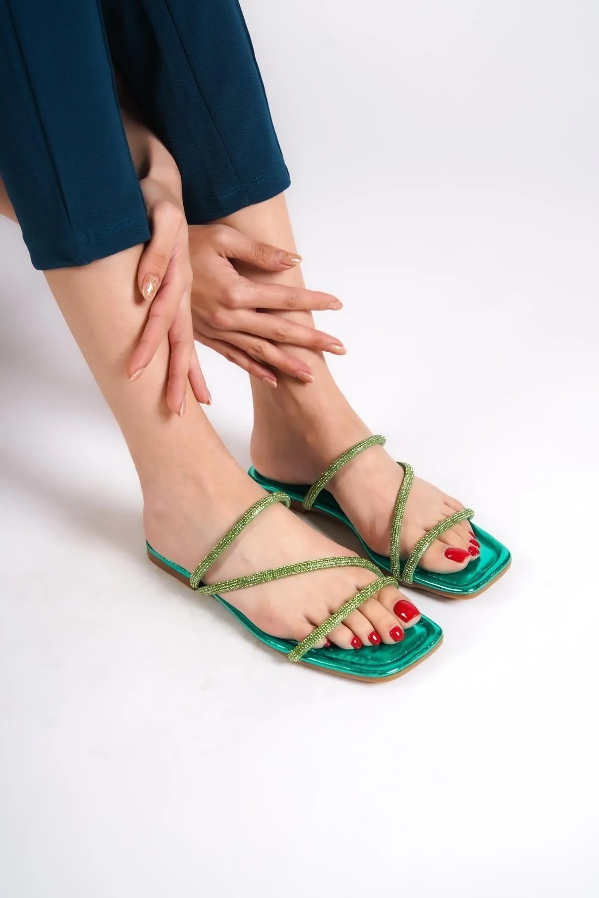Capone Outfitters  Capone Stoned 3-Striped Flat Heel Quilted Green Damenhausschuhe