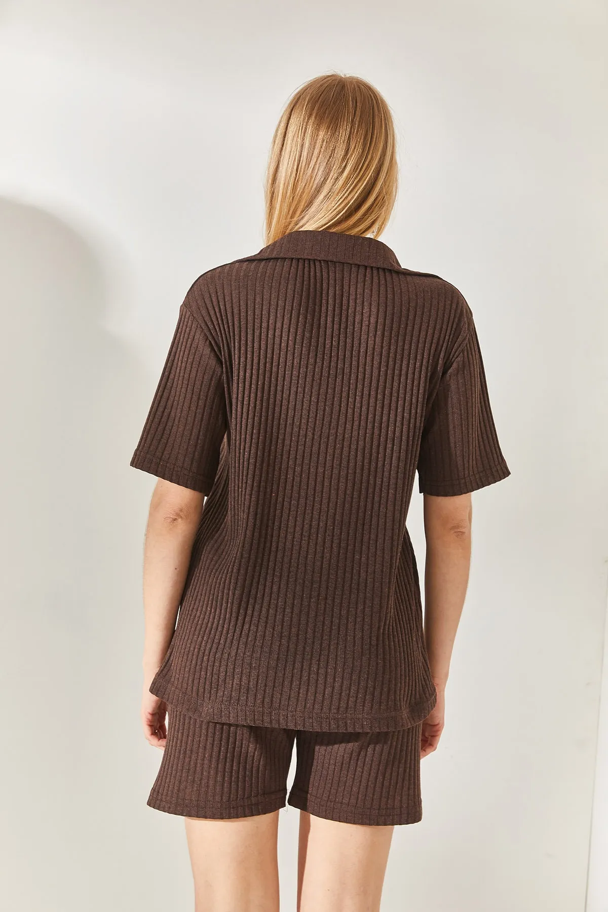 Olalook  Bitter Brown Geripptes Set mit Polokragen, Oberteil und Tasche sowie Shorts TKM-19000197