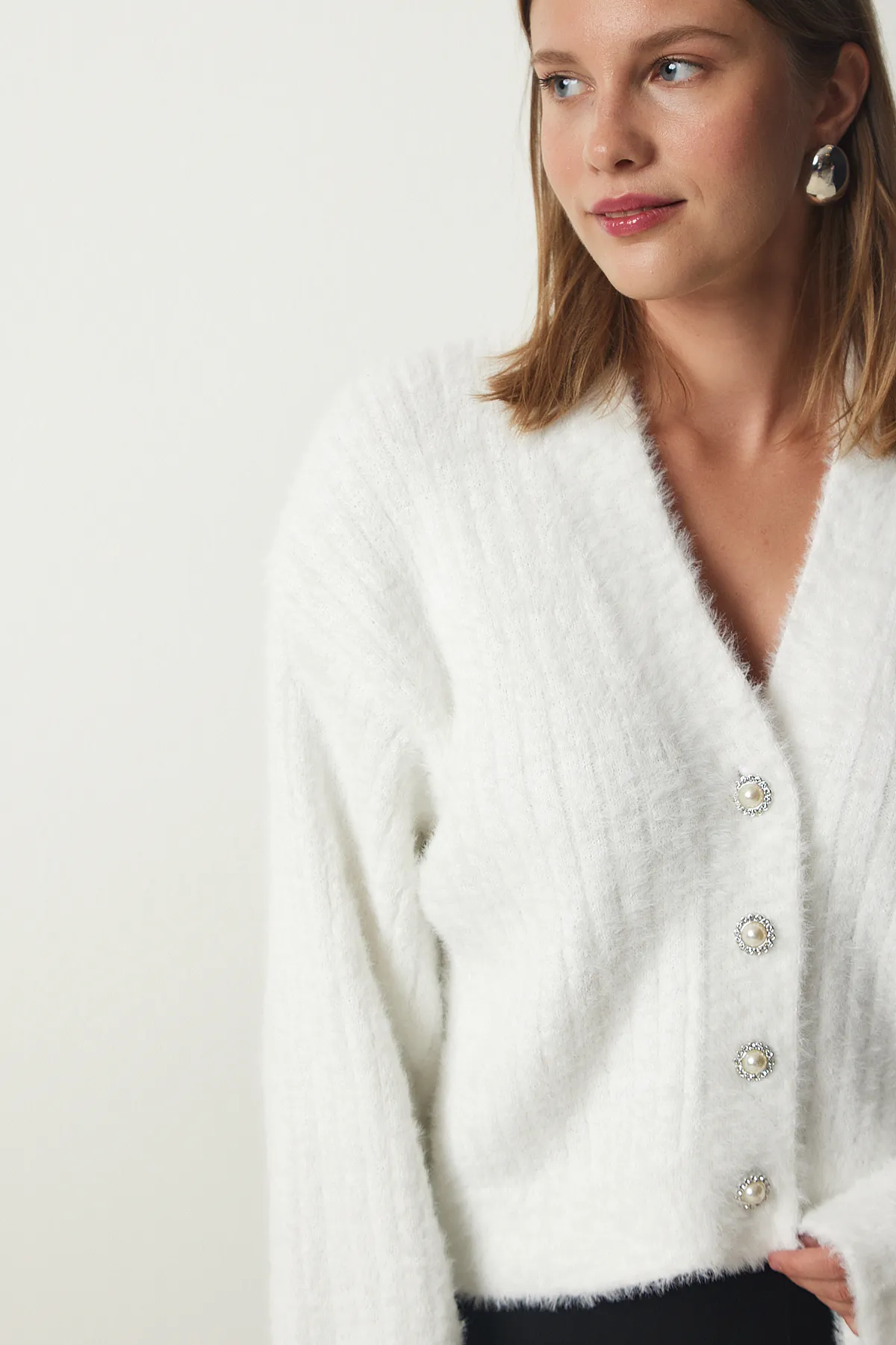 Happiness İstanbul  Weißer Damen-Strickcardigan mit Perlenknöpfen und Bärtchen MT00144