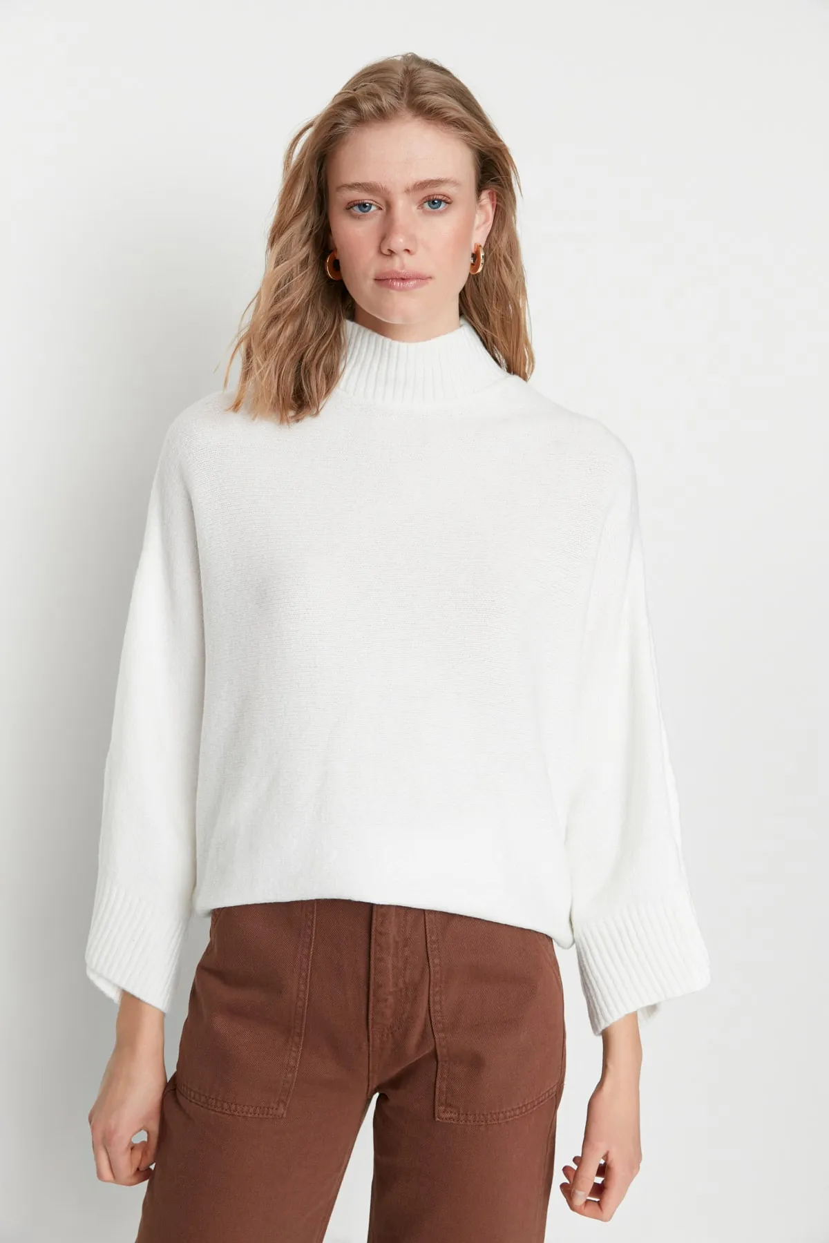 Trendyol Collection  Ecrufarbener, weicher, strukturierter Strickpullover mit weiter Passform TWOAW20KZ1059