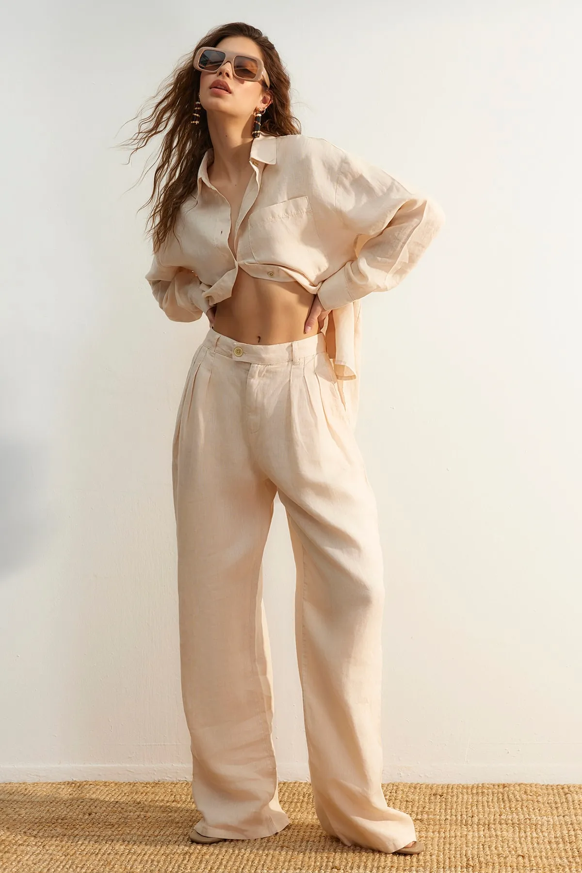 Trendyol Collection  Beigefarbene Plissierte Hose aus 100 % Leinen mit hoher Taille und weitem Bein TWOSS23JE00294