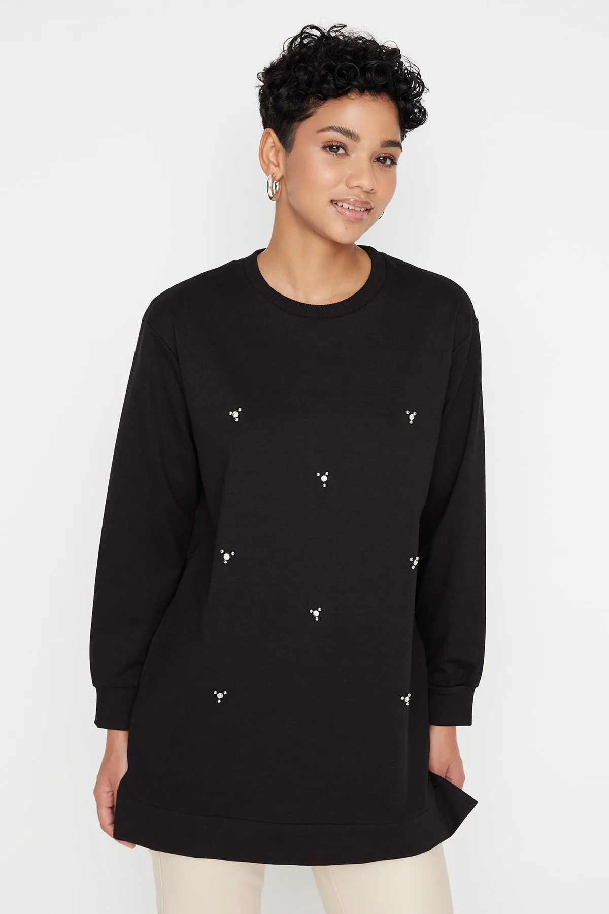 Trendyol Modest  Schwarze Stricktunika mit Rundhalsausschnitt und Steindetail TCTSS22TN0072