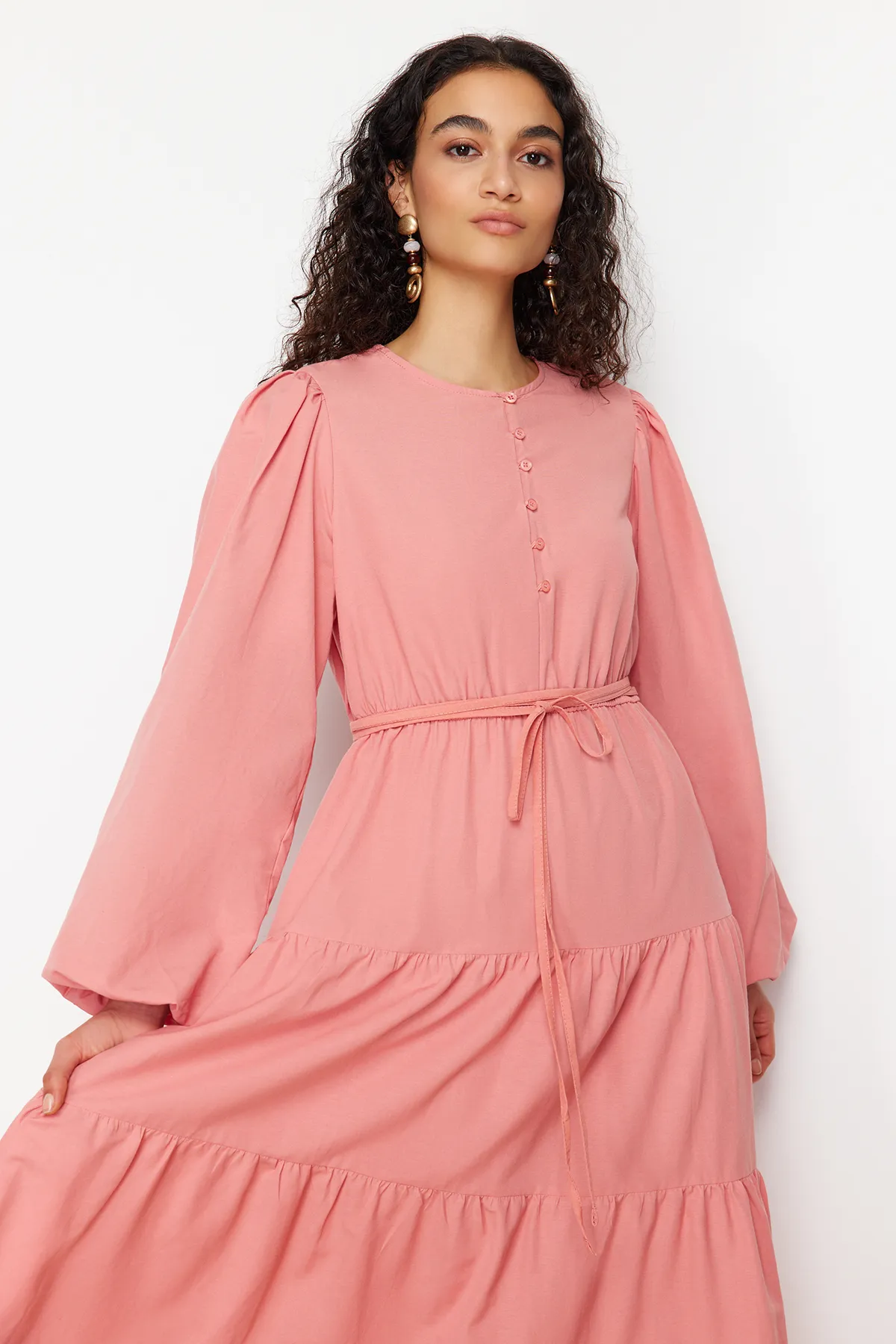 Trendyol Modest  Detailgetreues gewebtes Kleid mit getrockneten Rosenknöpfen und Taillenband TCTSS24EB00163