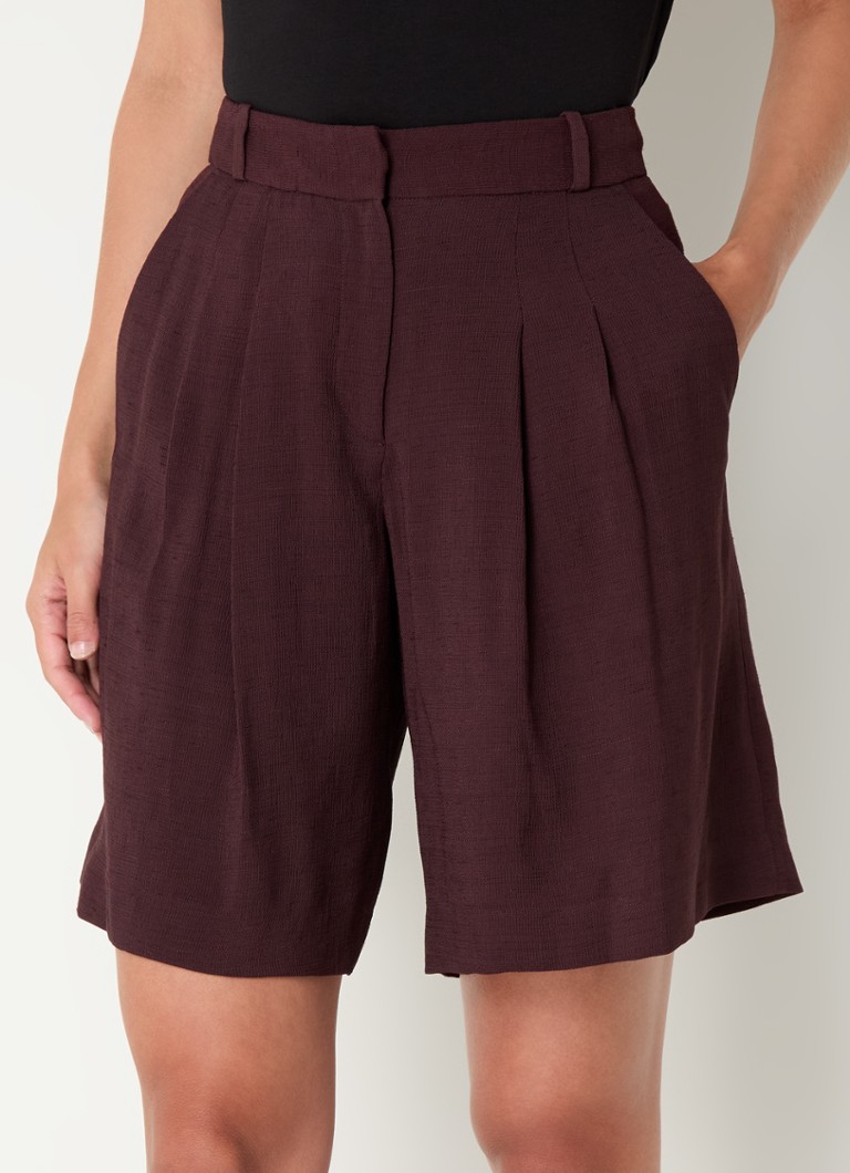 Shorts Claudie Pierlot Elias de cintura alta e modelagem ampla com bolsos laterais e detalhe de pregas.