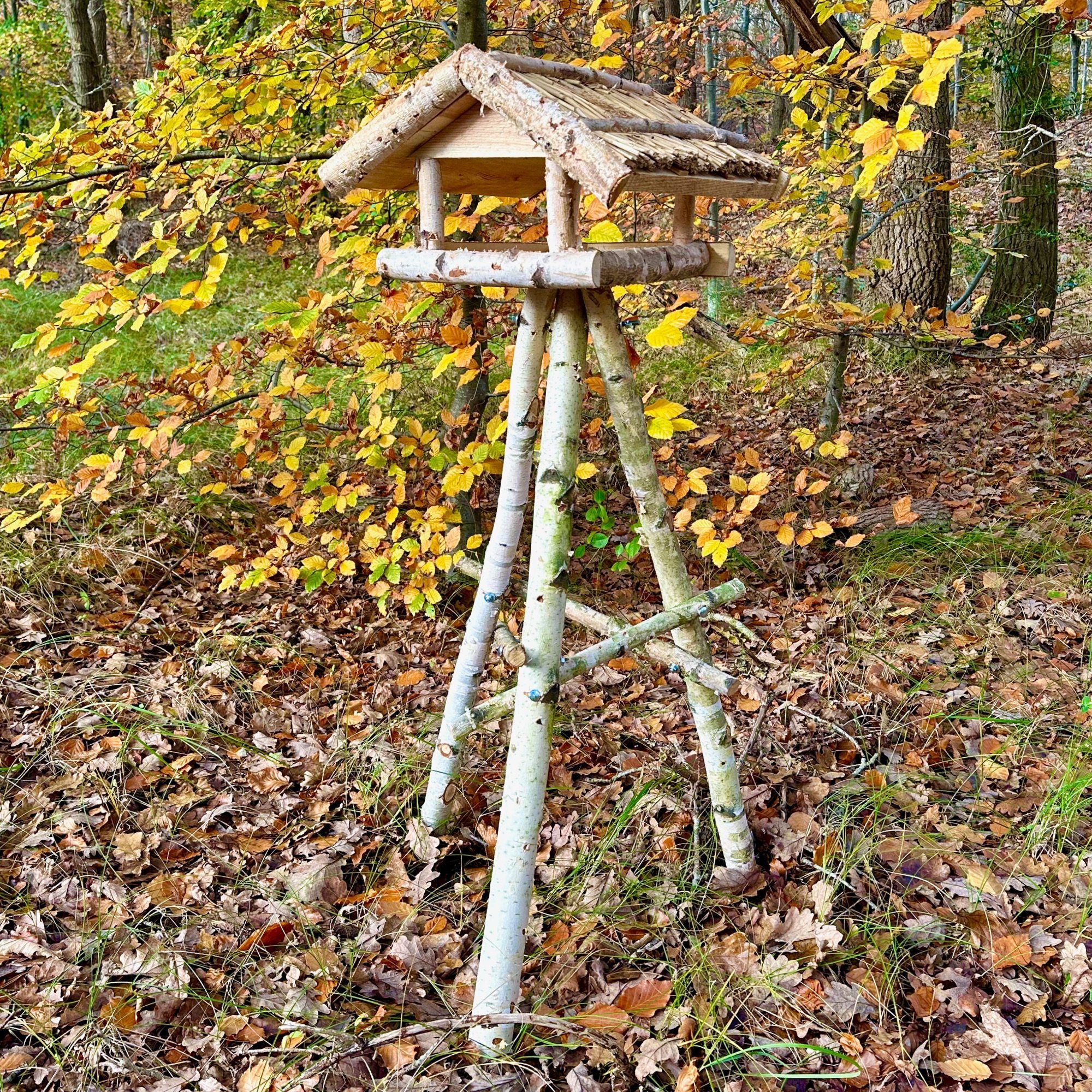 gartenetage Vogelhaus Birken Vogelfutterhaus mit Ständer und Reetdach, liebevolle Handarbeit, Wetterfest