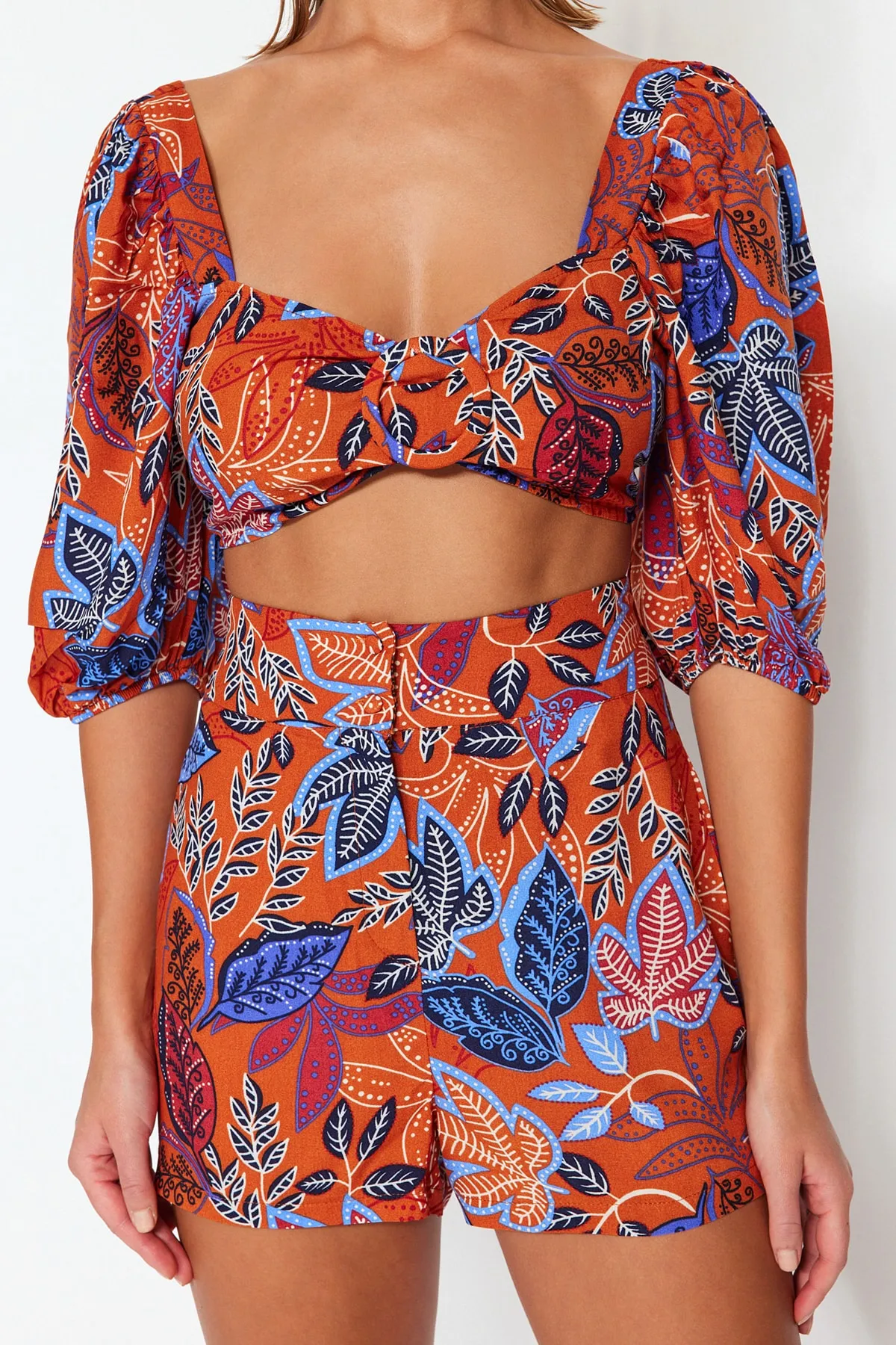 Trendyol Collection  Gewebtes Accessoire-Set mit Bluse und Shorts mit Blumendruck TBESS23AU00018