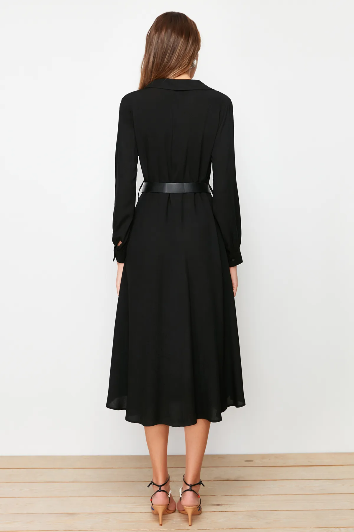 Trendyol Collection  Schwarzes gewebtes Mxi-Hemdkleid mit Gürtel TWOAW21EL1428