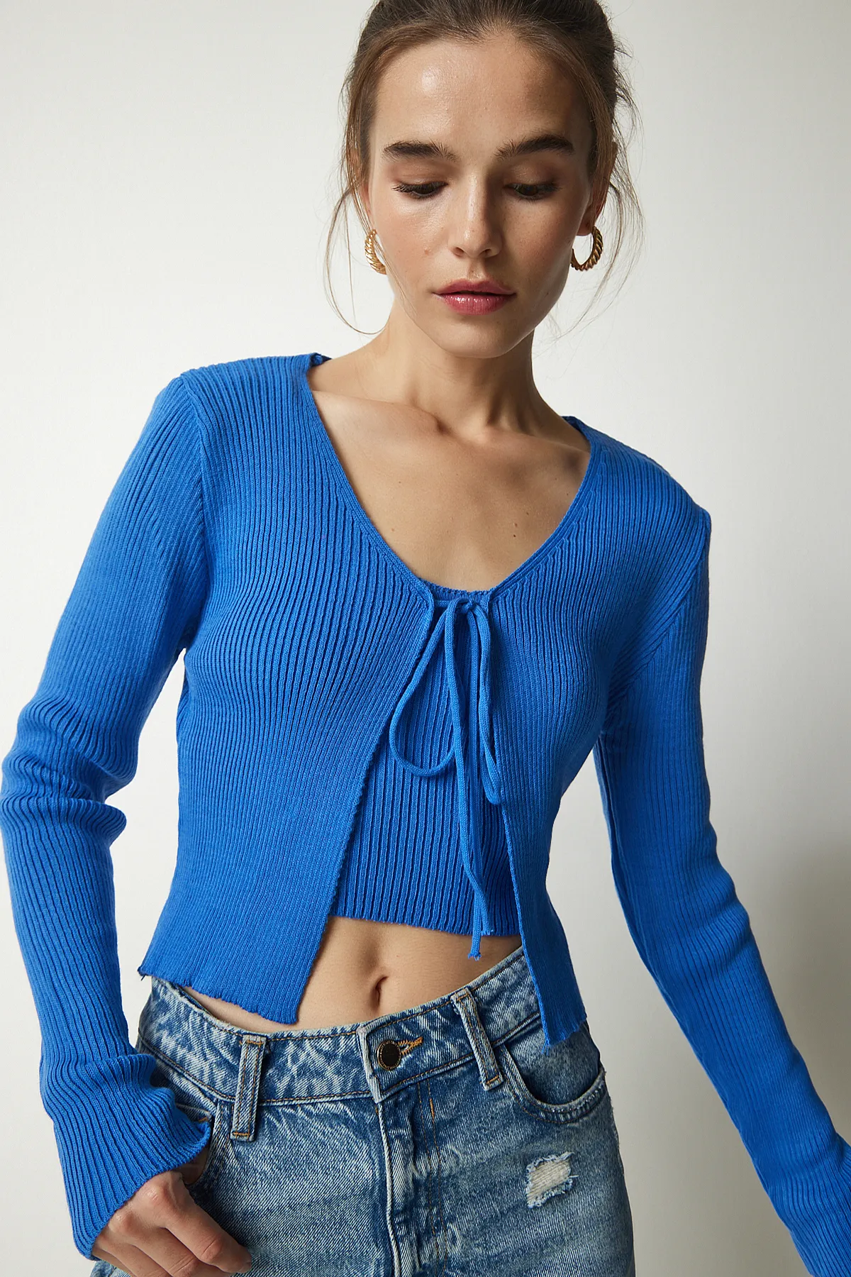 Happiness İstanbul  Blaues Crop-Cardigan-Set aus Rippstrick für Damen MT00143