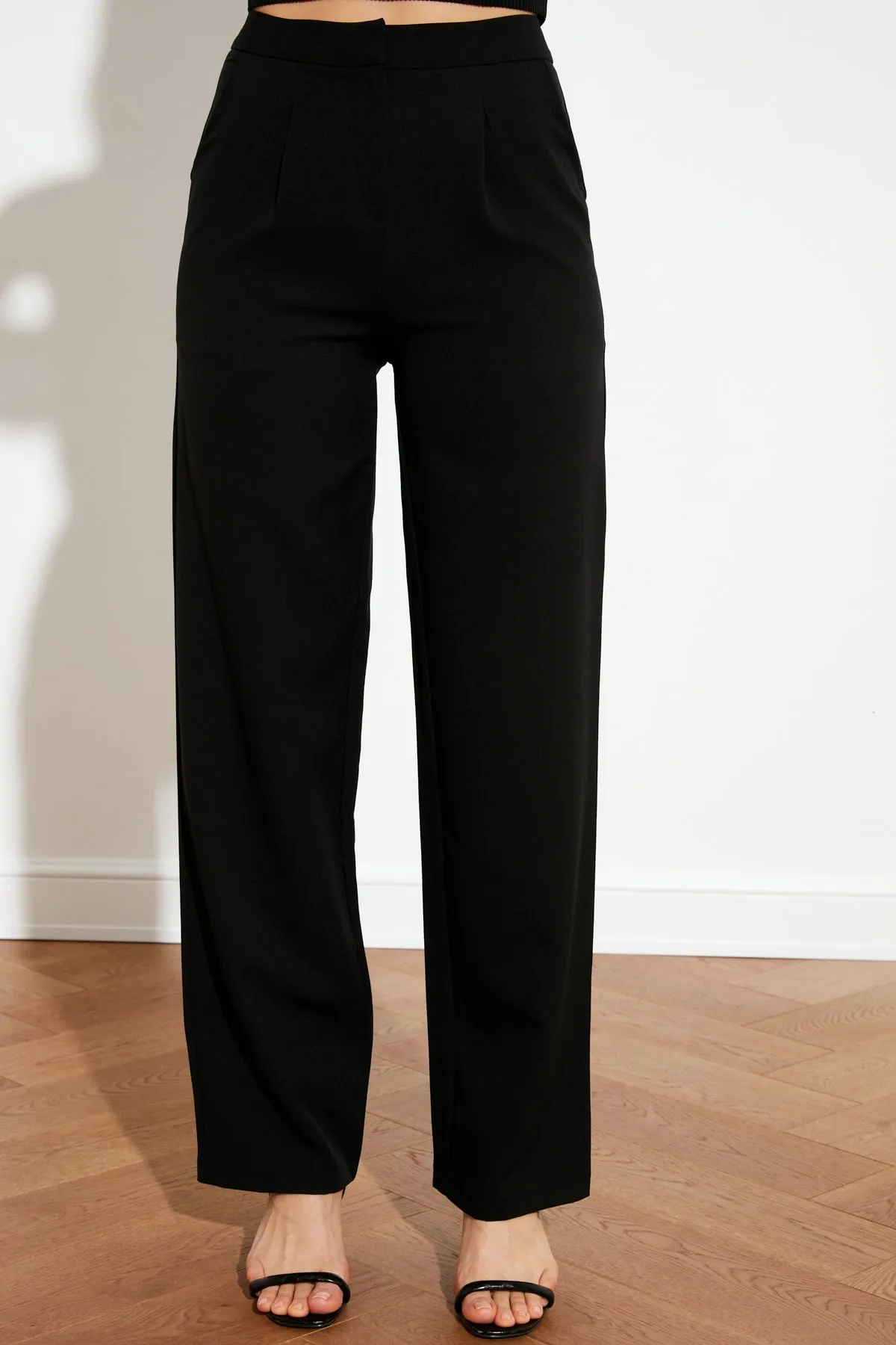 Trendyol Collection  Schwarze plissierte Webhose mit weitem Bein TWOSS21PL0155
