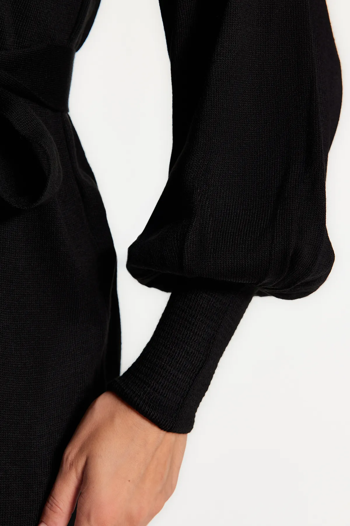 Trendyol Modest  Schwarzes Strickkleid mit halbem Rollkragen und Gürtel TCTAW24EB00023