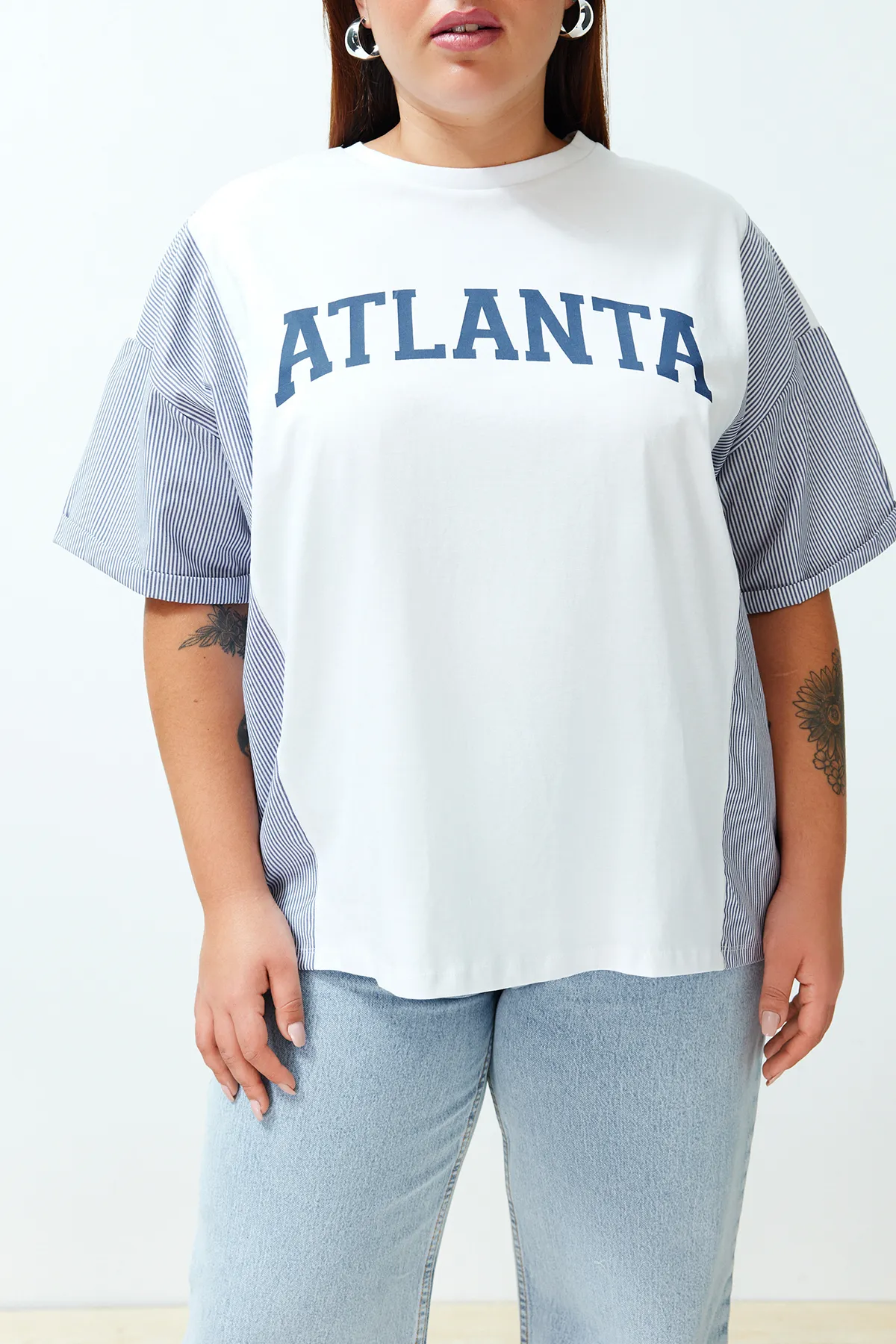 Trendyol Curve  Weißes, gestreiftes, bedrucktes Oversize-Strick-T-Shirt TBBSS24BF00017
