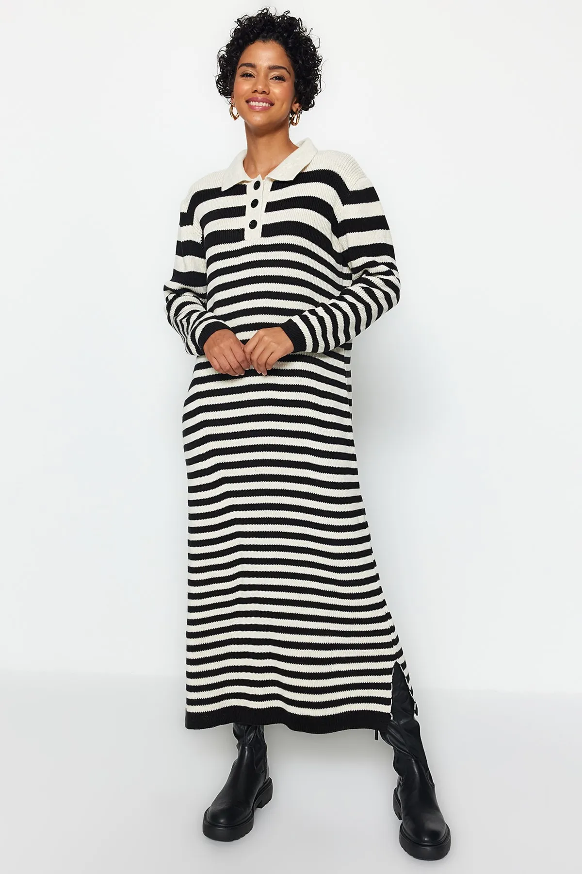 Trendyol Modest  Schwarzes gestreiftes Strickkleid mit Polokragen TCTAW24EB00026