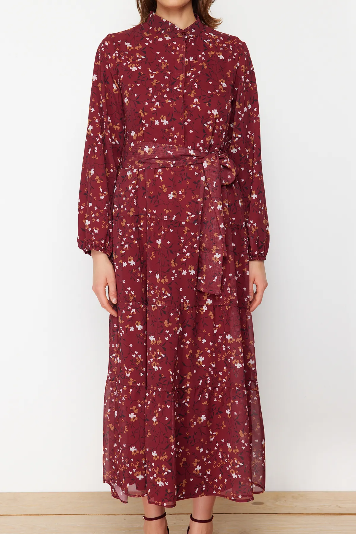 Trendyol Modest  Burgunderrotes Kleid aus gewebtem Chiffon mit Blumenmuster, Gürtel und Stehkragen und Futter TCTSS21EL3346
