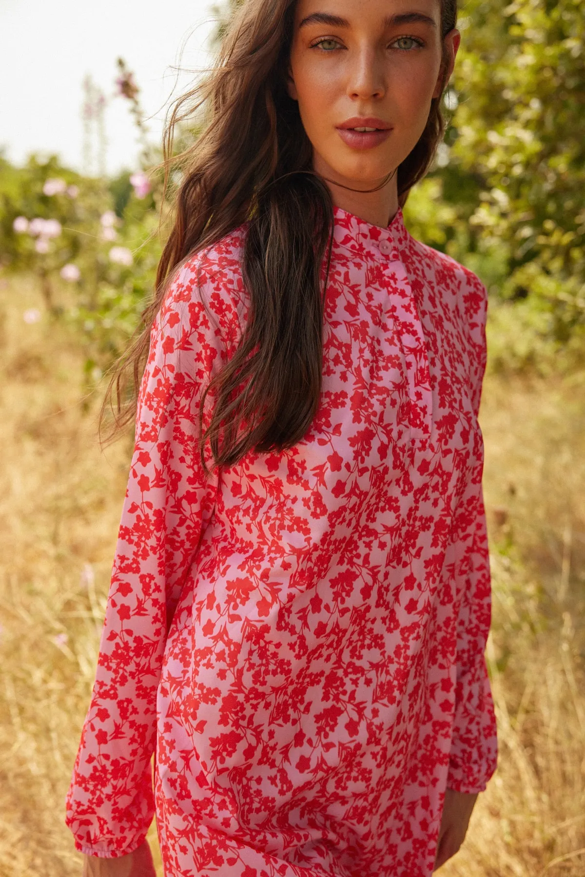Trendyol Modest  Rotes, gewebtes Kleid mit Blumenmuster, halber Knopfleiste und Rüschenspitze, gefüttert TCTSS21EL3353