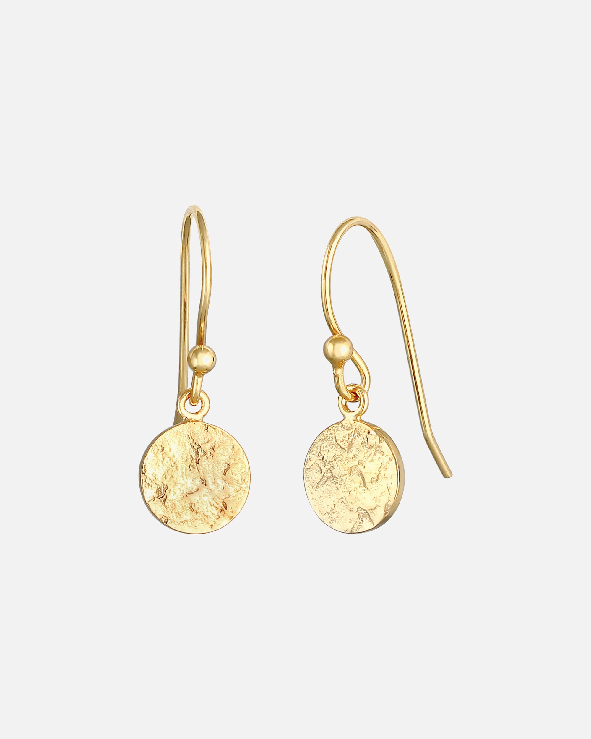 Pendientes Elli de gota de agua orgánica martillada en plata de ley 925 con baño de oro para mujer.